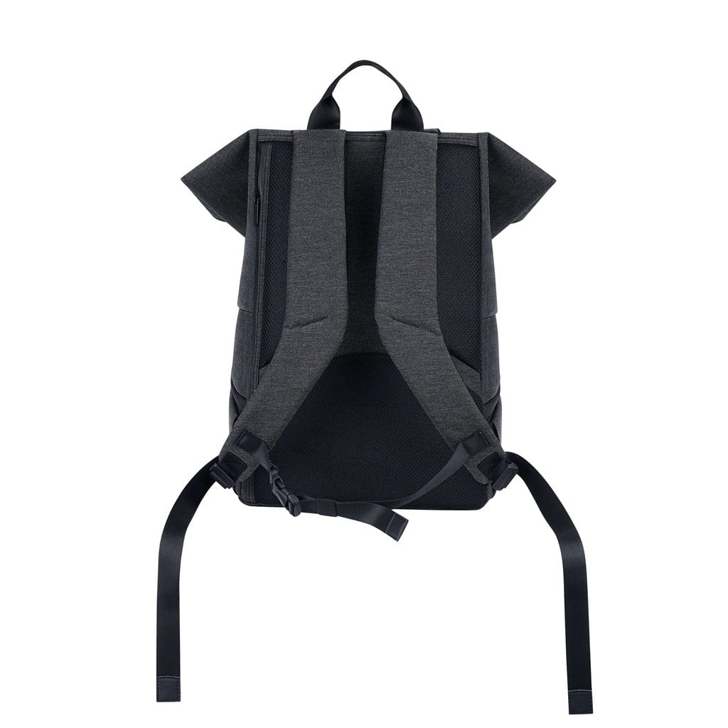 Beyaz bir arka plan üzerinde koyu gri bir sırt çantası. Sırt çantasının iki omuz askısı, bir tutamağı ve siyah bir arka paneli var.