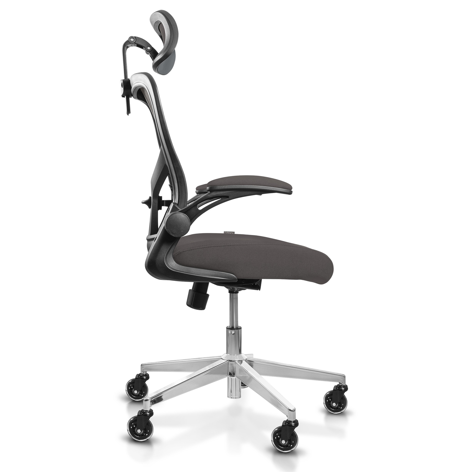Ein schwarzer ergonomischer Bürostuhl. Er hat eine Kopfstütze, Armlehnen, einen gepolsterten Sitz und ein silbernes Untergestell mit Rollen.