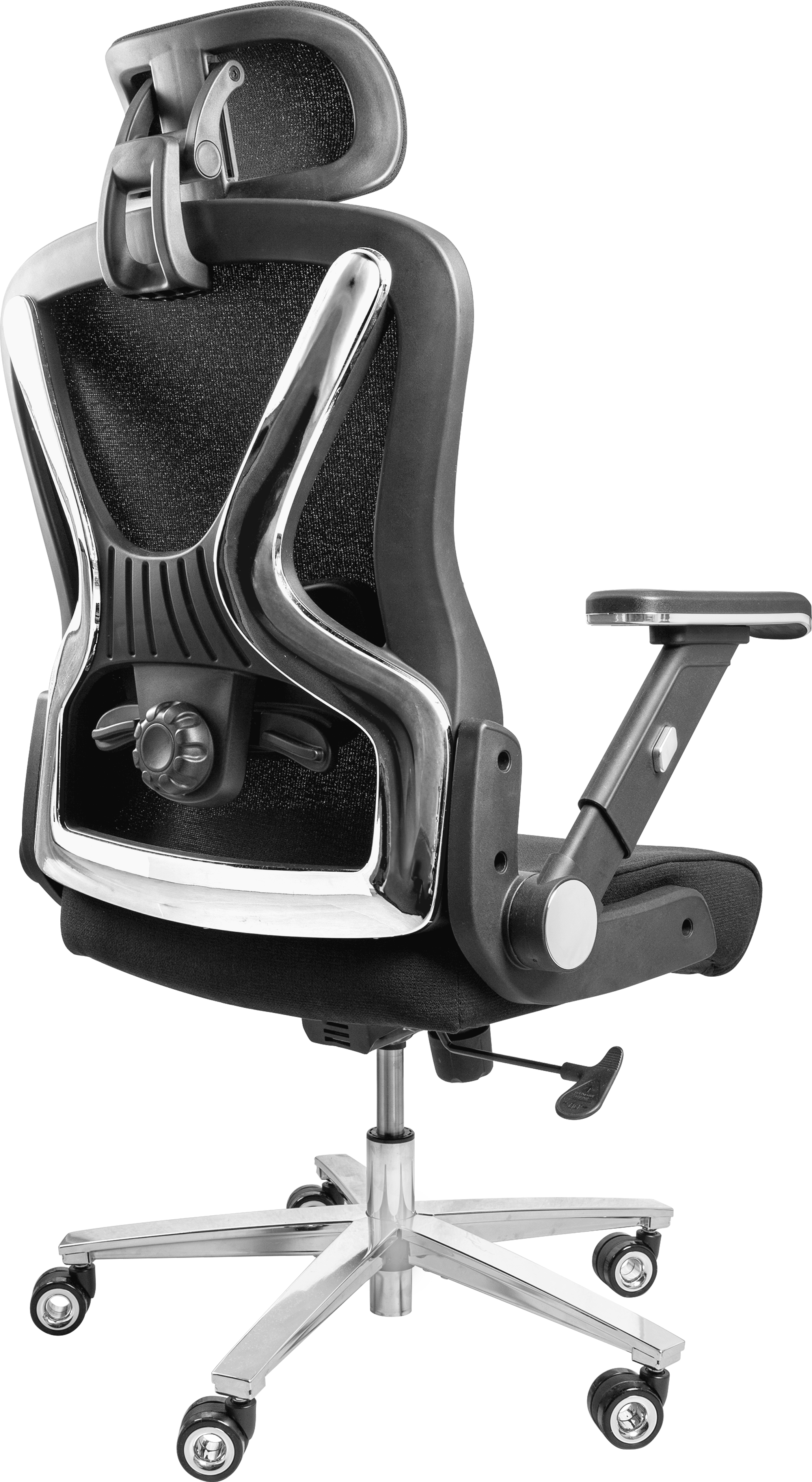 Ergonomischer Bürostuhl. Schwarzer Sitz und Rücken, Chromrahmen. Verfügt über verstellbare Armlehnen und eine Kopfstütze. Schwarzer Hintergrund.