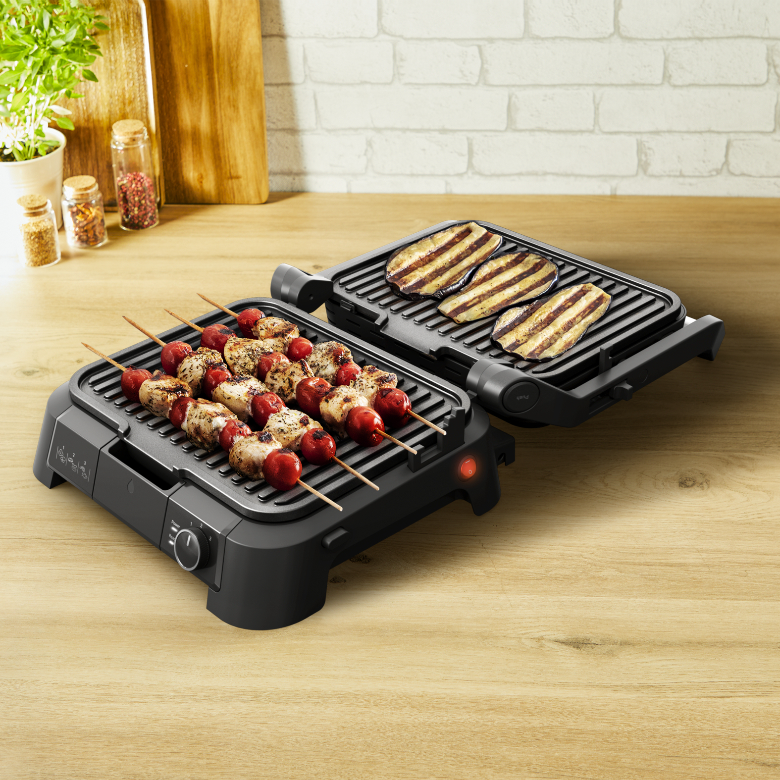Gril avec brochettes et aubergines grillées. Table en bois avec épices et plantes en arrière-plan. Mur de briques blanches.