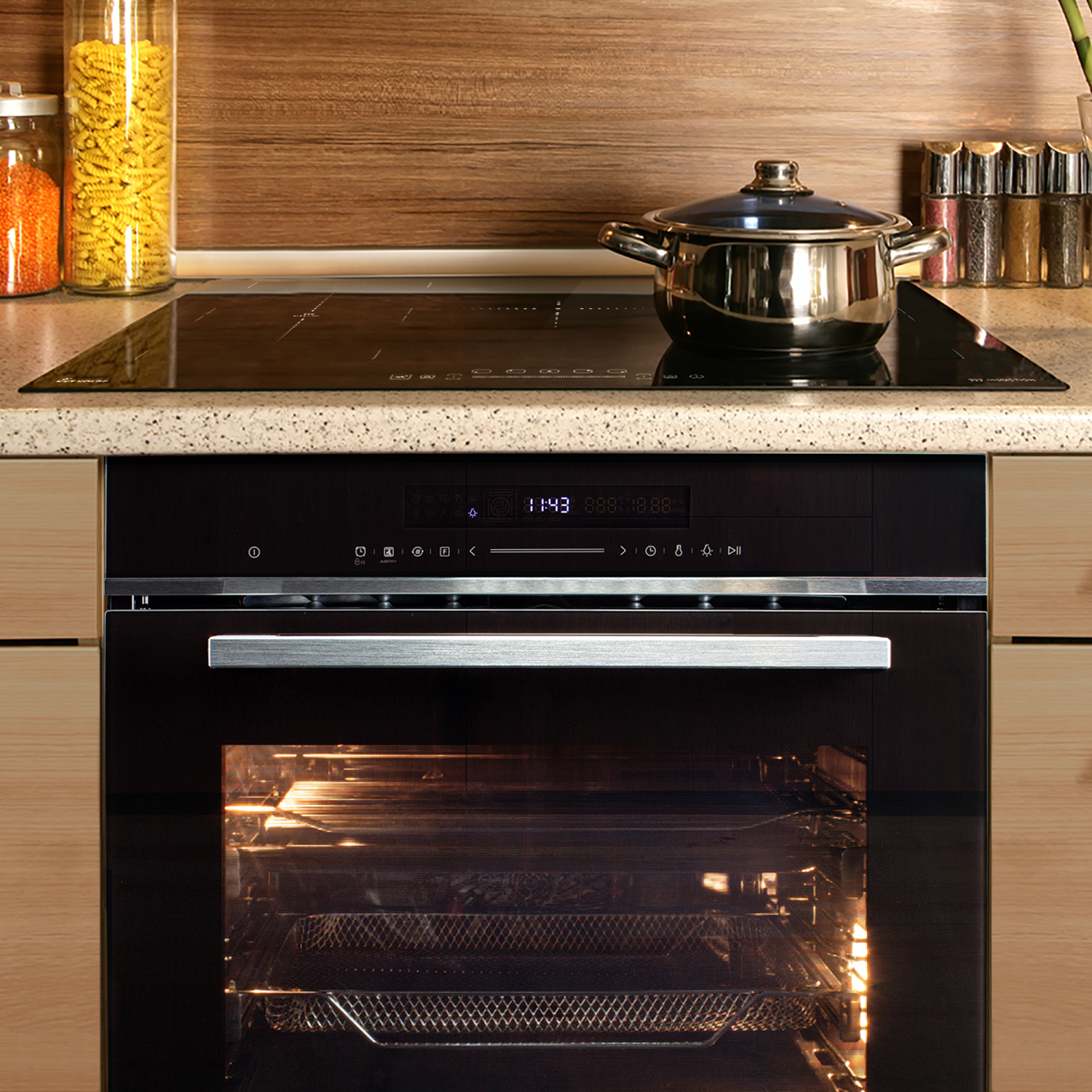 Küchenszene mit Backofen, Kochfeld und Topf. Nudeln und Gewürze stehen daneben. Ofen ist geöffnet, Innenraum beleuchtet.