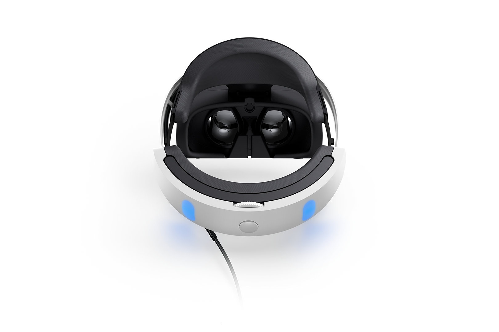 VR-Headset auf Weiß. Schwarzer, gepolsterter Innenraum, weißes Äußeres mit blauen Lichtern. Ein schwarzes Kabel hängt vom Headset herunter.
