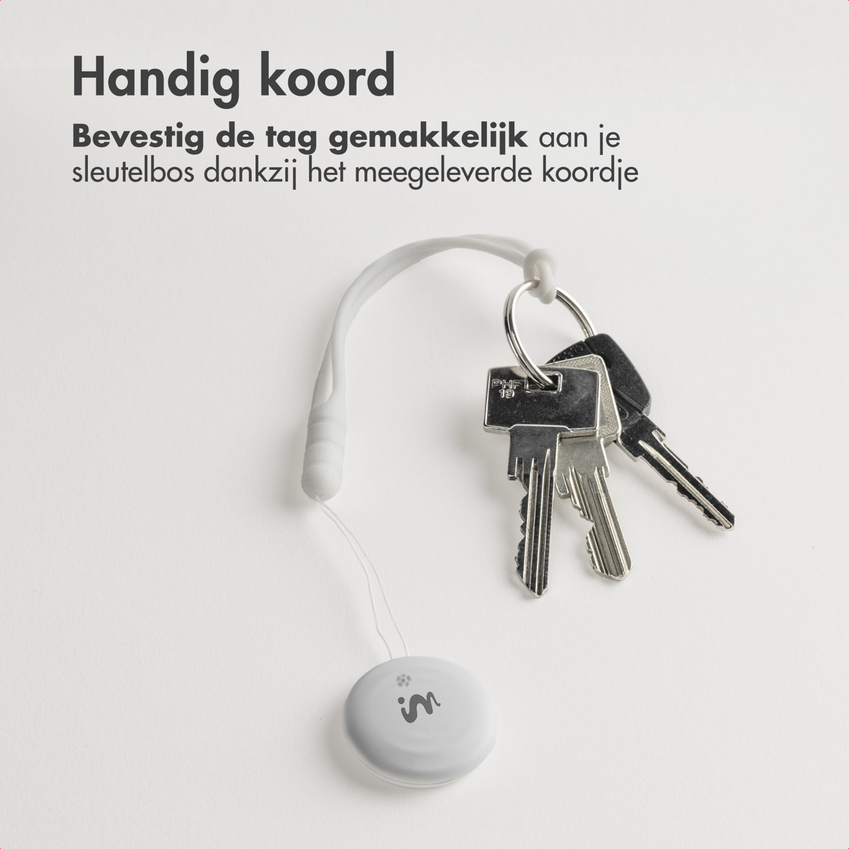 A white tag with a grey cord attached to keys. Text above says 'Handig koord' and further instructions.