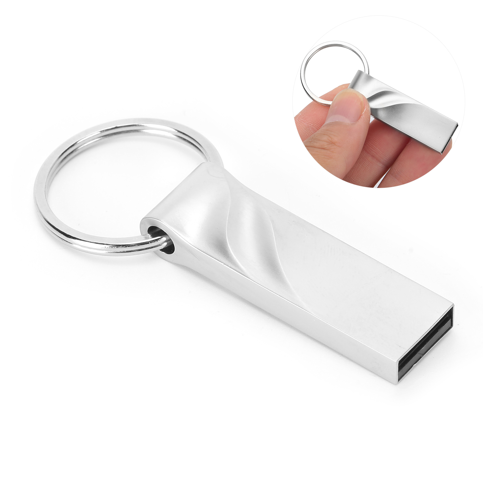Ein silberner USB-Stick mit Schlüsselring. Der Stick ist rechteckig mit geschwungenem Design. Eine Hand hält einen ähnlichen Stick im Kreis.