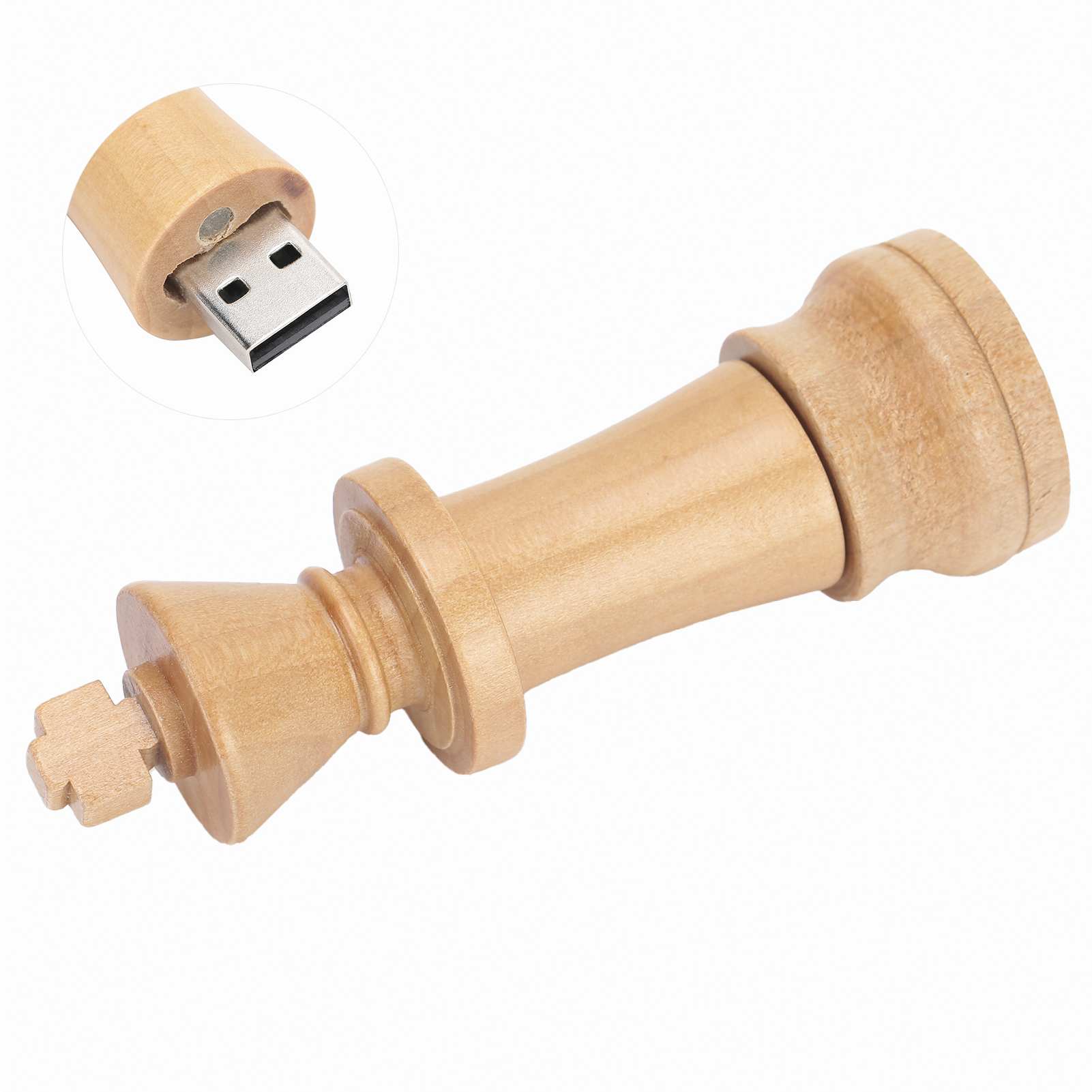Ein hölzernes König-Schachfigurenstück mit einem USB-Anschluss an der Oberseite. Eine Nahaufnahme zeigt den USB-Anschluss und das König-Stück.
