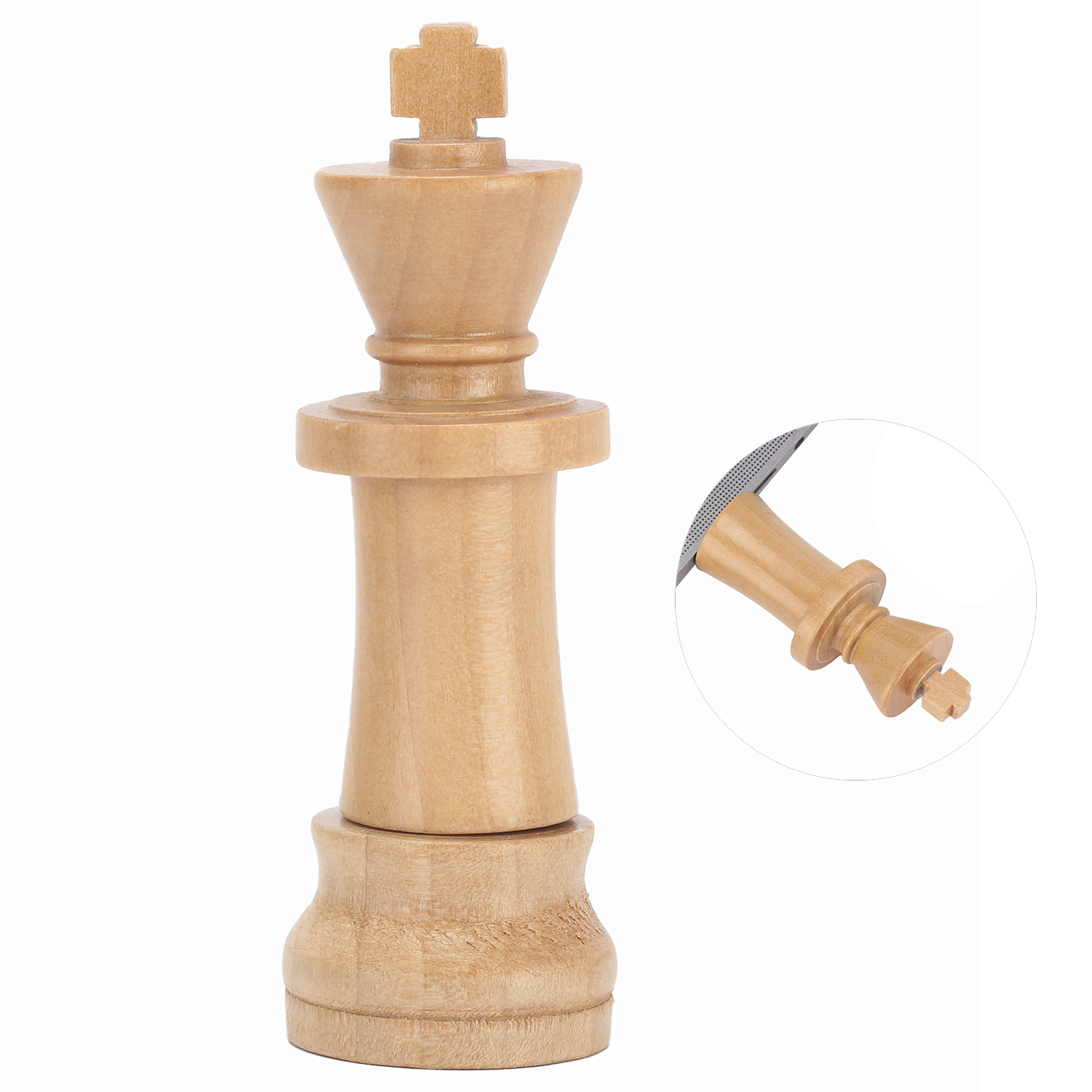 Eine hölzerne Schachkönigsfigur mit einem Kreuz oben. Eine vergrößerte Ansicht des Schachkönigs ist ebenfalls vorhanden. Weißer Hintergrund.