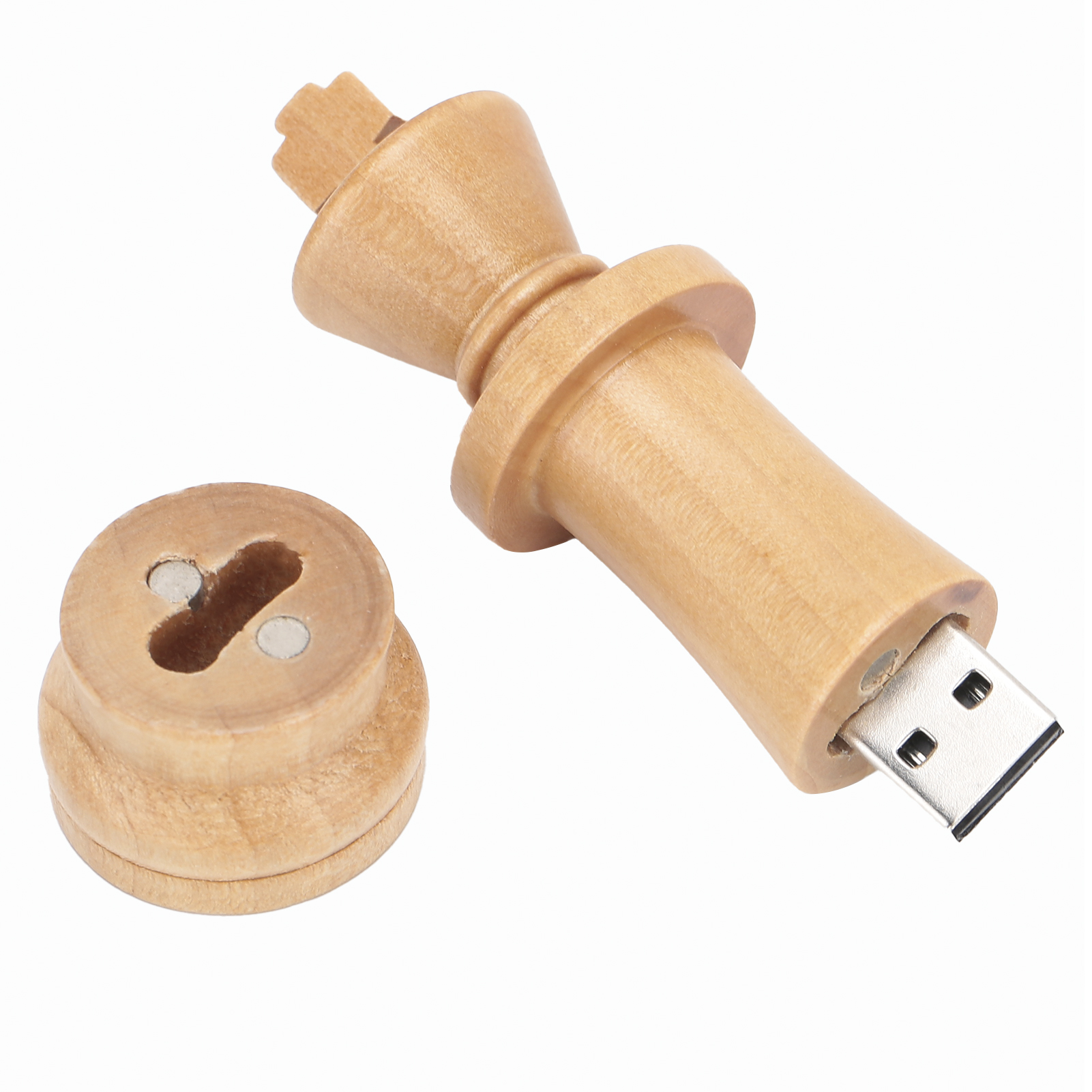 Ein USB-Stick aus Holz in Form eines Schachkönigs neben einem passenden Teil.