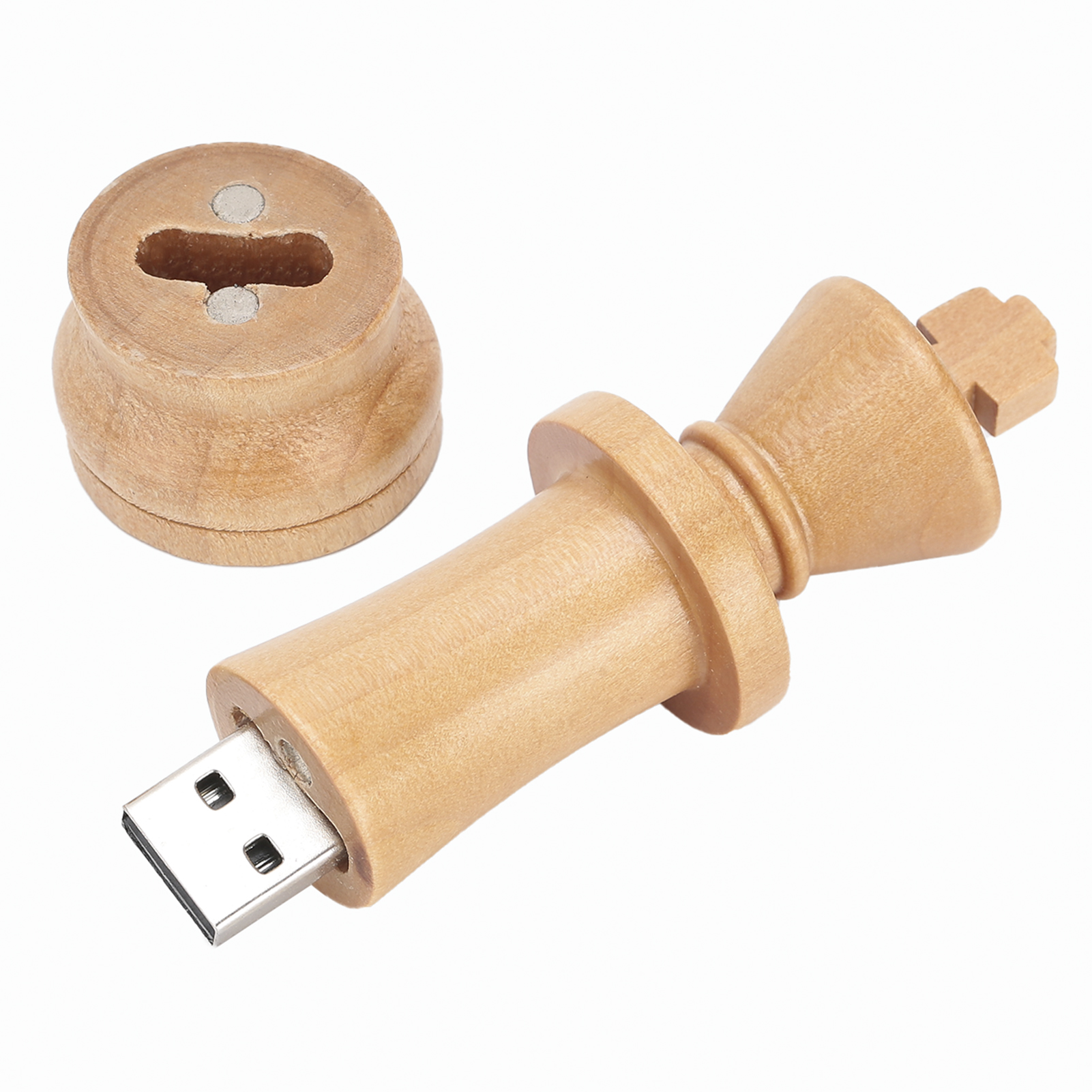 Ein USB-Stick in Form eines Holz-König-Schachstücks und seine Basis auf weißem Hintergrund. Der König hat einen USB-Anschluss.