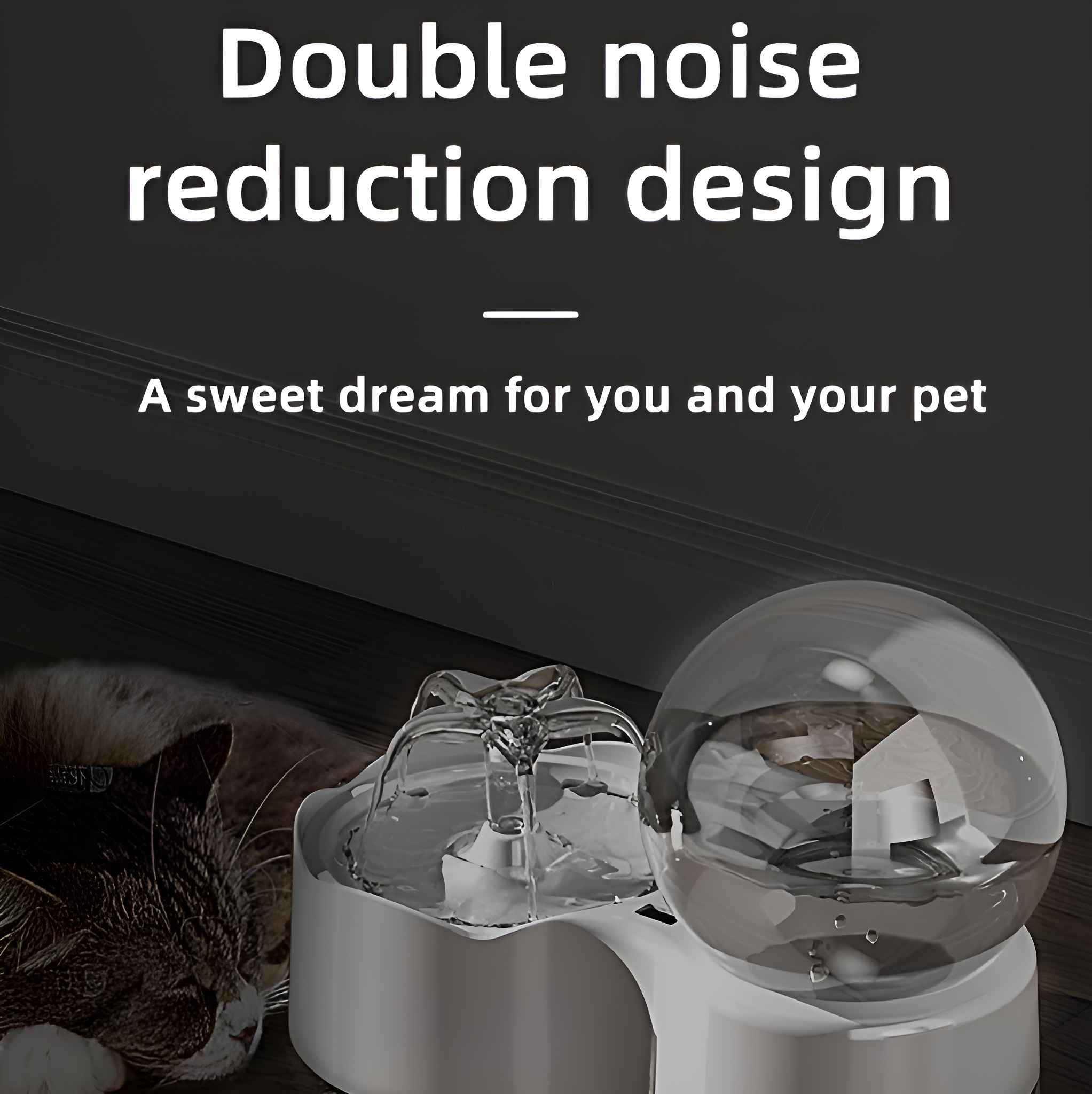 Eine Katze liegt in der Nähe eines Haustier-Wasserbrunnens. Der Brunnen hat einen transparenten Wassertank und einen weißen Sockel. Text: 'Double noise reduction design'.