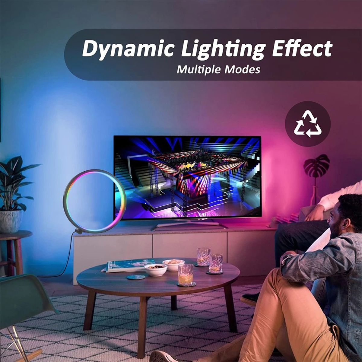 Ein Wohnzimmer mit Fernseher, Couchtisch und einer sitzenden Person. Auf dem Couchtisch befindet sich ein kreisförmiges Licht.
