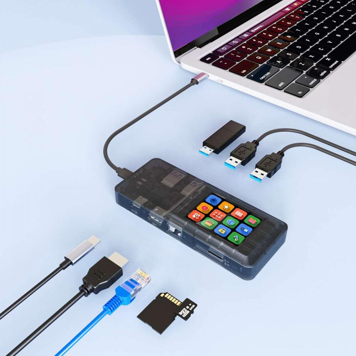 Laptop mit transparentem Gerät verbunden, das verschiedene Anschlüsse, Kabel und einen Bildschirm mit Symbolen hat. Mehrere USB-Laufwerke sind ebenfalls vorhanden.