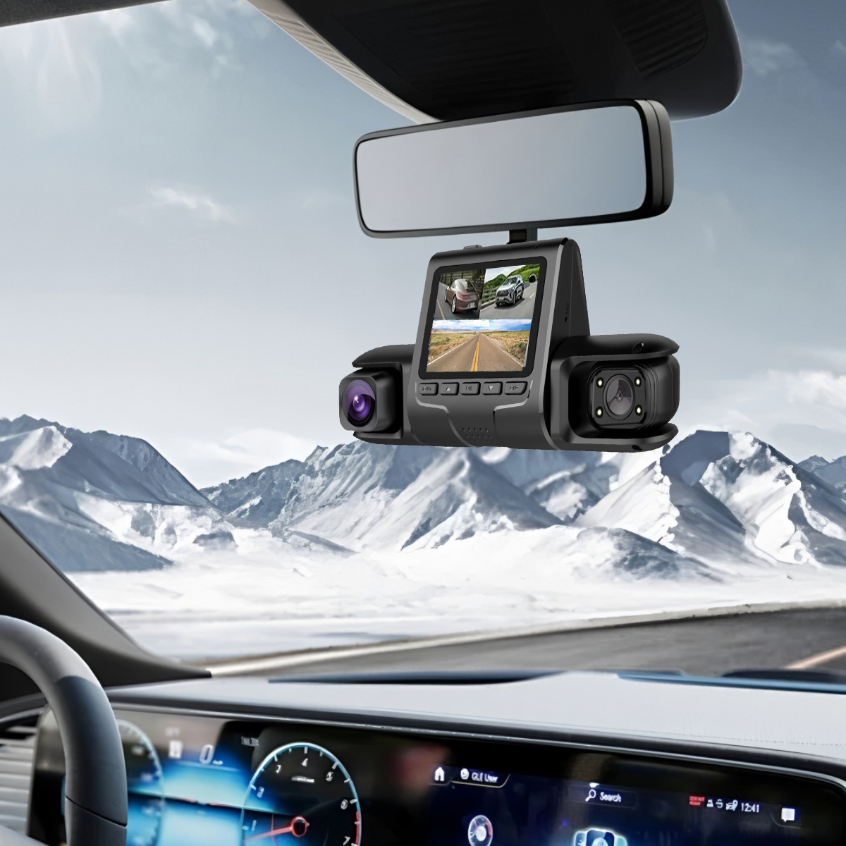 Autointerieur mit Armaturenbrett, montierter Dashcam, Rückspiegel und schneebedeckter Bergkette durch die Windschutzscheibe.