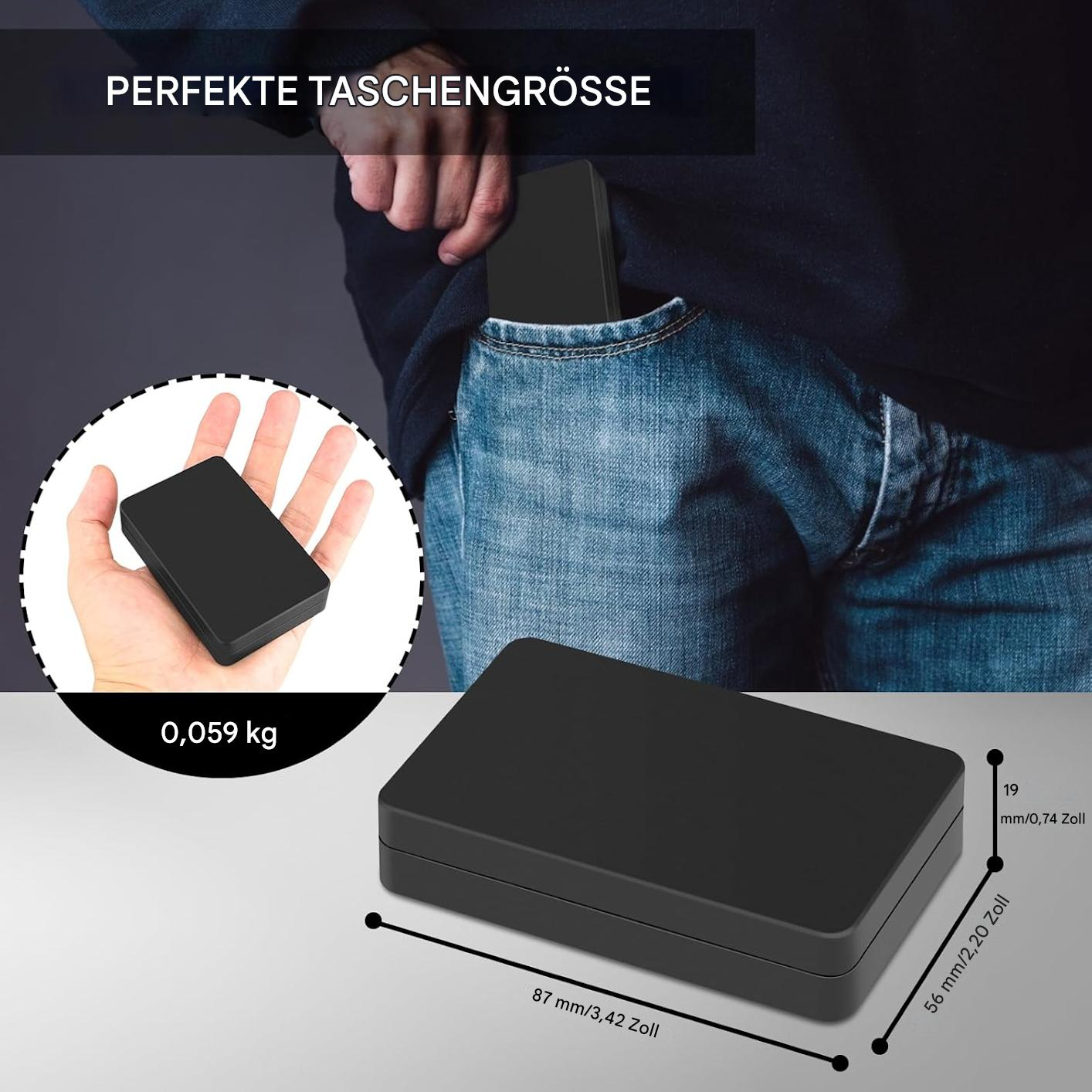 Ein schwarzer rechteckiger Koffer mit beschrifteten Abmessungen wird gezeigt. Eine Hand hält einen ähnlichen Koffer. Eine Person hat einen Koffer in der Tasche.