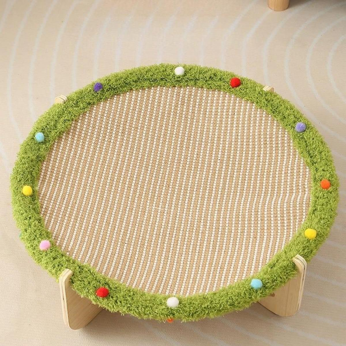 Ein runder Katzenschrubber mit grünem, flauschigem Rand und bunten Pompons. Er steht auf einem Holzständer, mit einem beigen, gestreiften Zentrum.