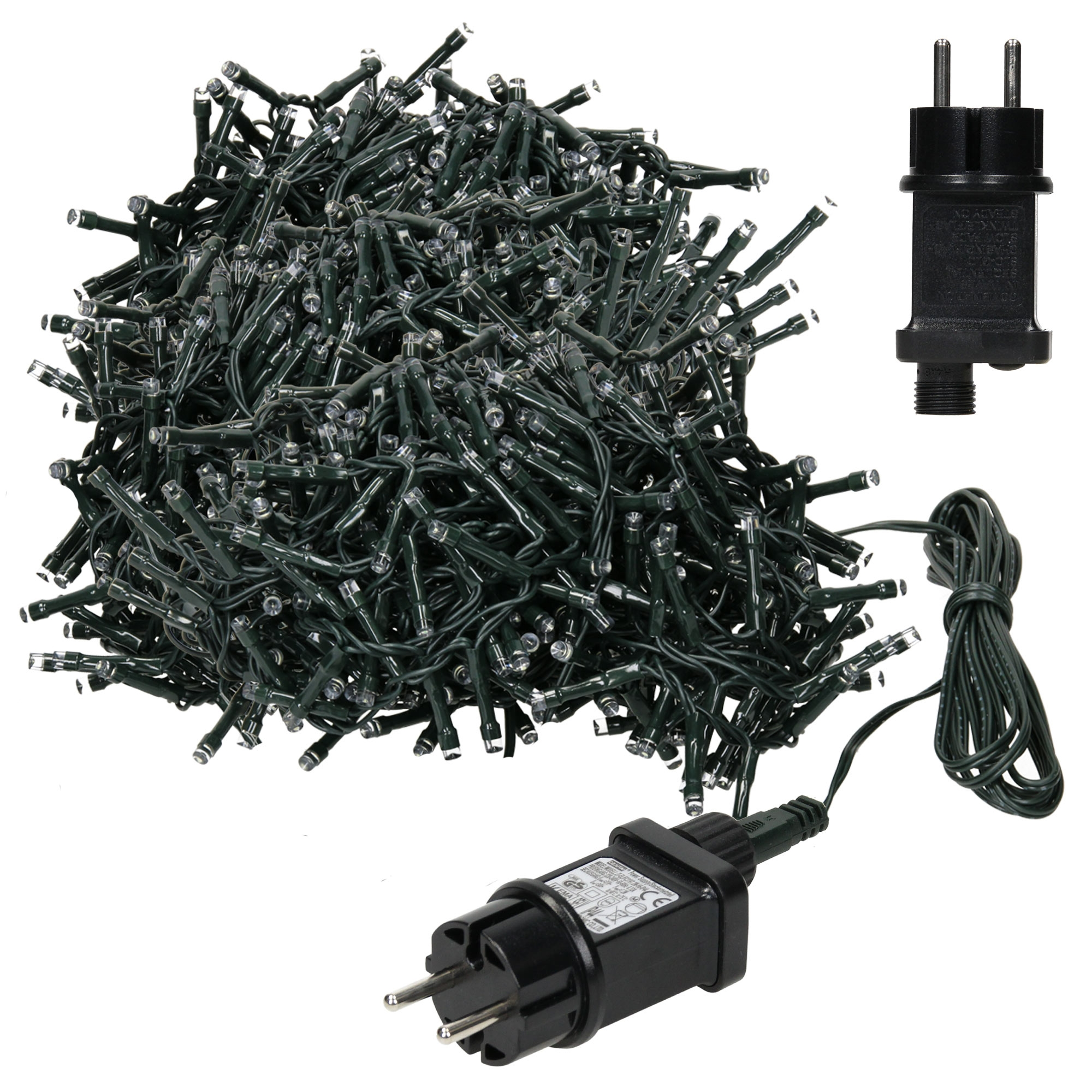 Ein Bündel grüner Lichterketten mit durchsichtigen Glühbirnen, ein schwarzer Netzadapter und ein separater Stecker auf weißem Hintergrund.