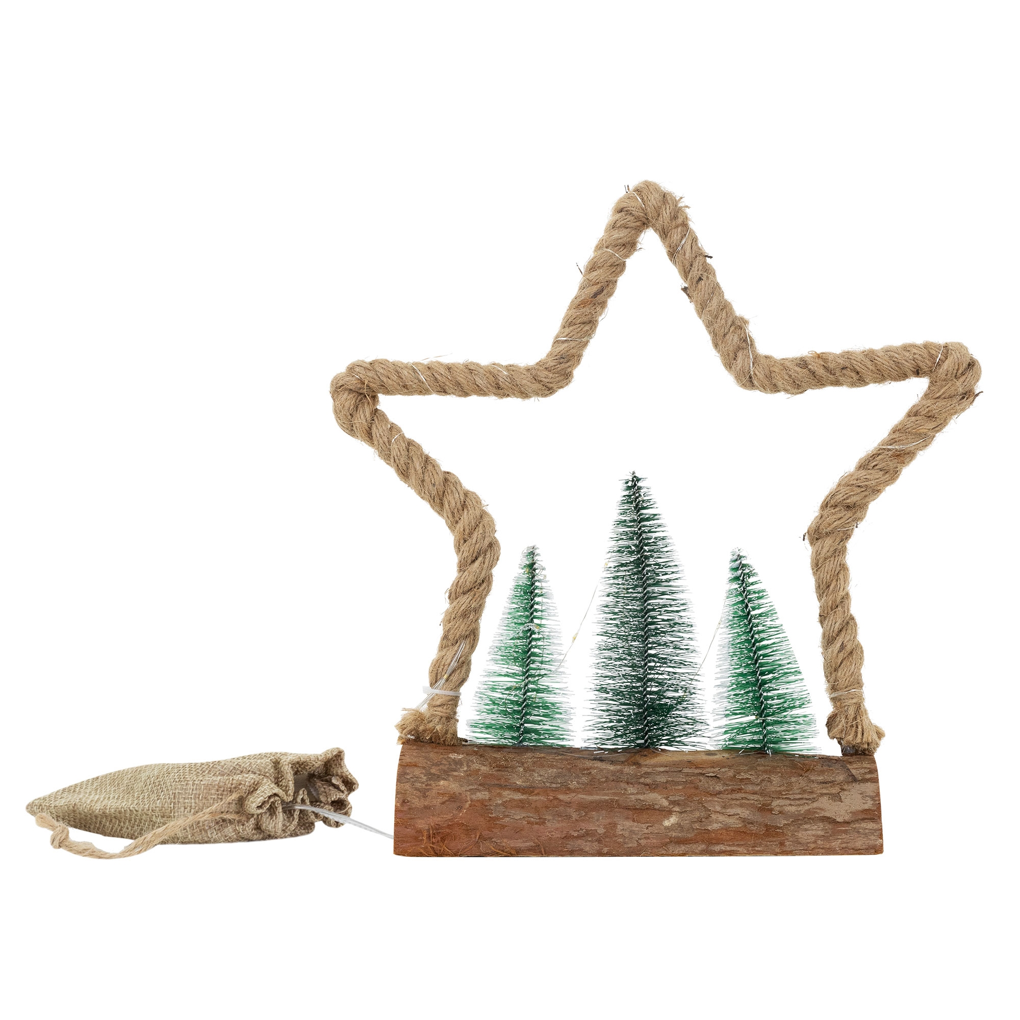Eine sternförmige Dekoration mit Seilumriss. Innen befinden sich drei grüne Weihnachtsbäume auf einem Holzsockel. Links ist ein Jutesack.