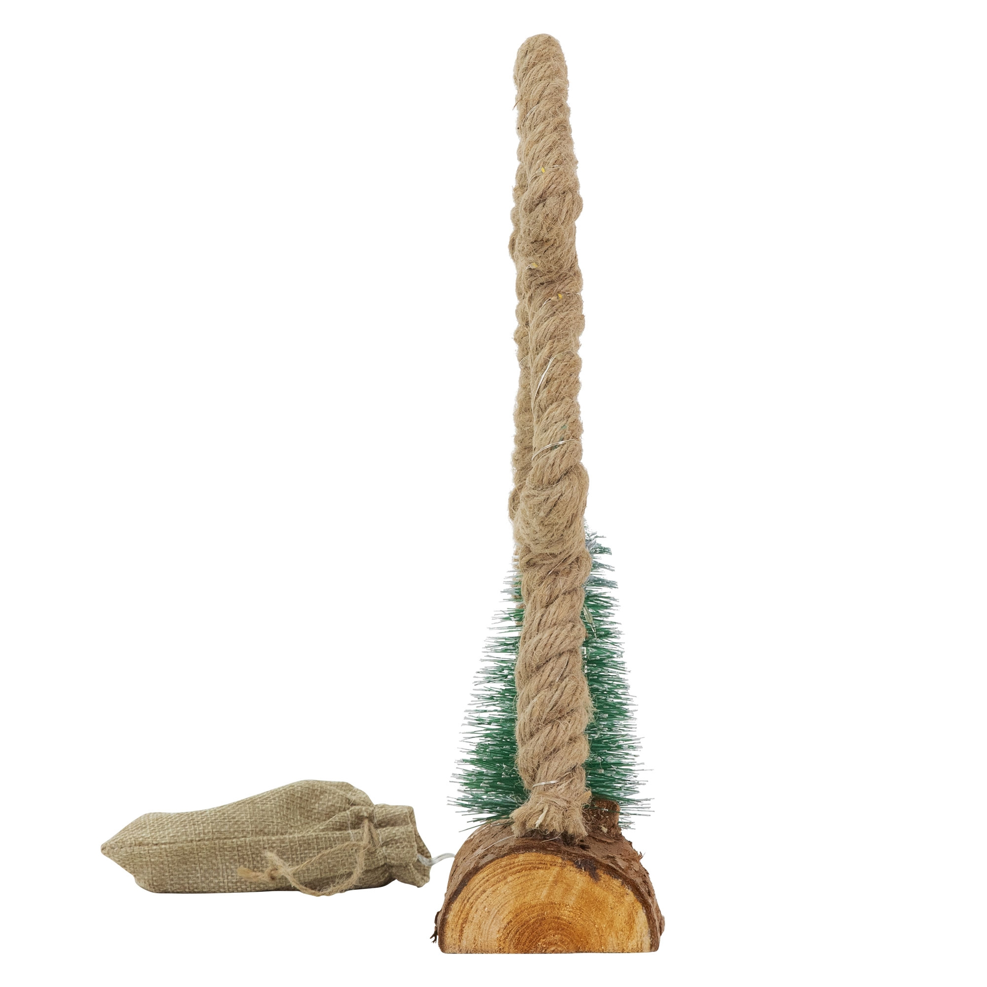 Ein kleiner Weihnachtsbaum aus grünen Borsten, einem Seil-Stamm und einem Holzsockel. Links ein kleiner Leinenbeutel.