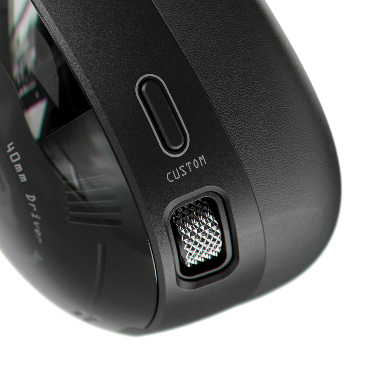 Zbliżenie czarnej myszy komputerowej. Ma przycisk „custom” i teksturowane kółko przewijania. Tło jest białe.