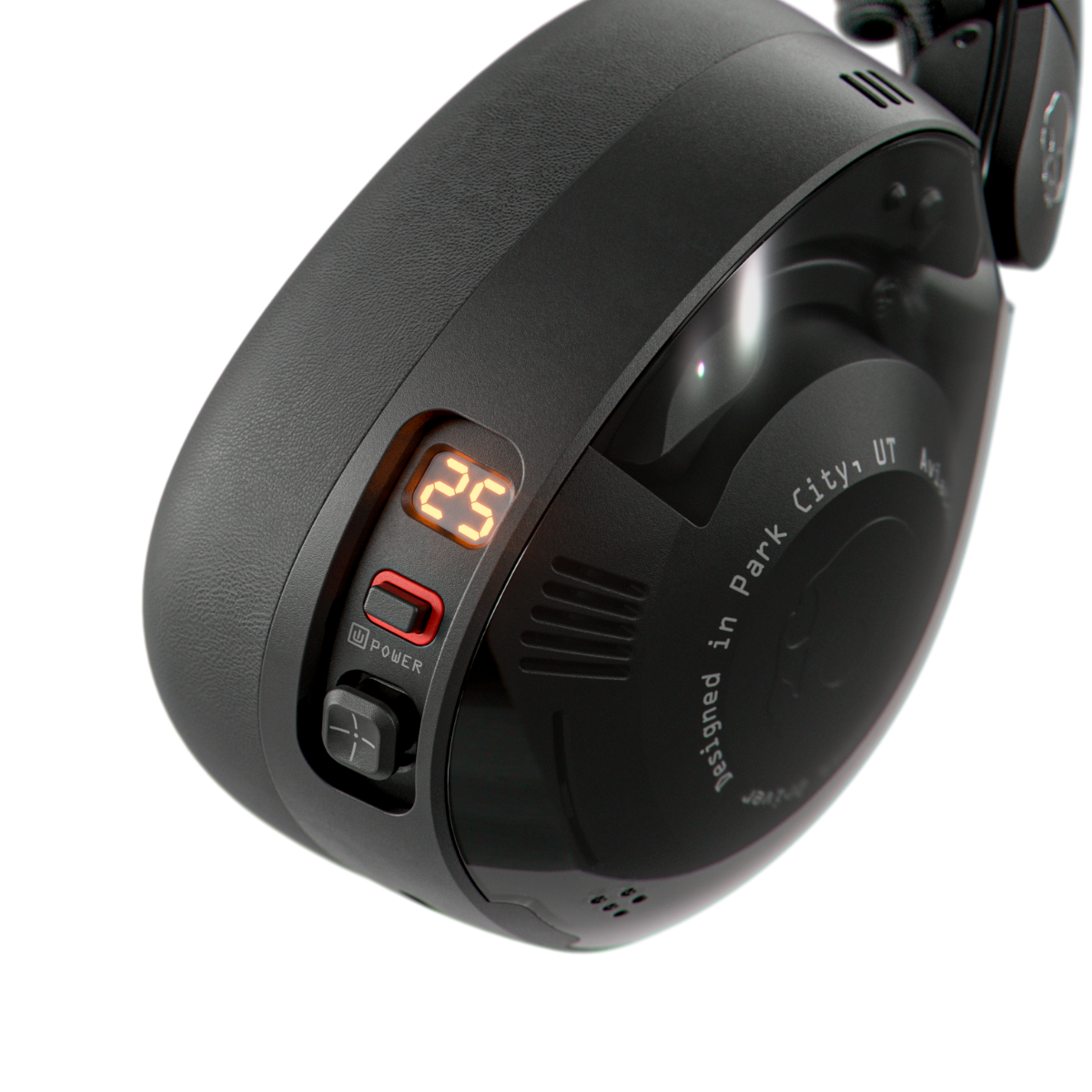 Zbliżenie czarnych słuchawek z cyfrowym wyświetlaczem z liczbą 25, czerwonym przyciskiem zasilania i przyciskiem sterowania.