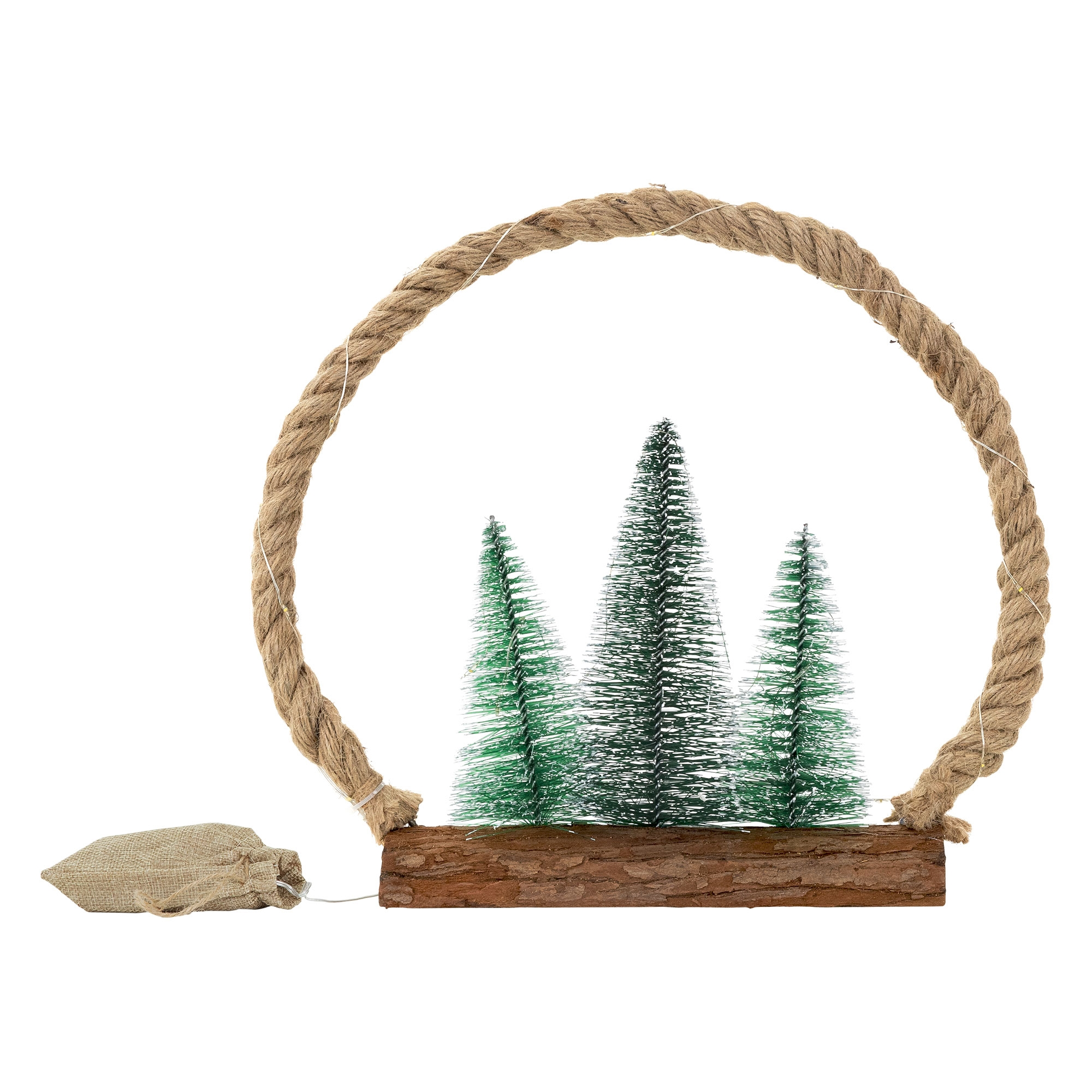 Eine weihnachtliche Dekoration mit kleinem Bäumen auf Holzsockel und einem Leinensack. Der Hintergrund ist weiß.