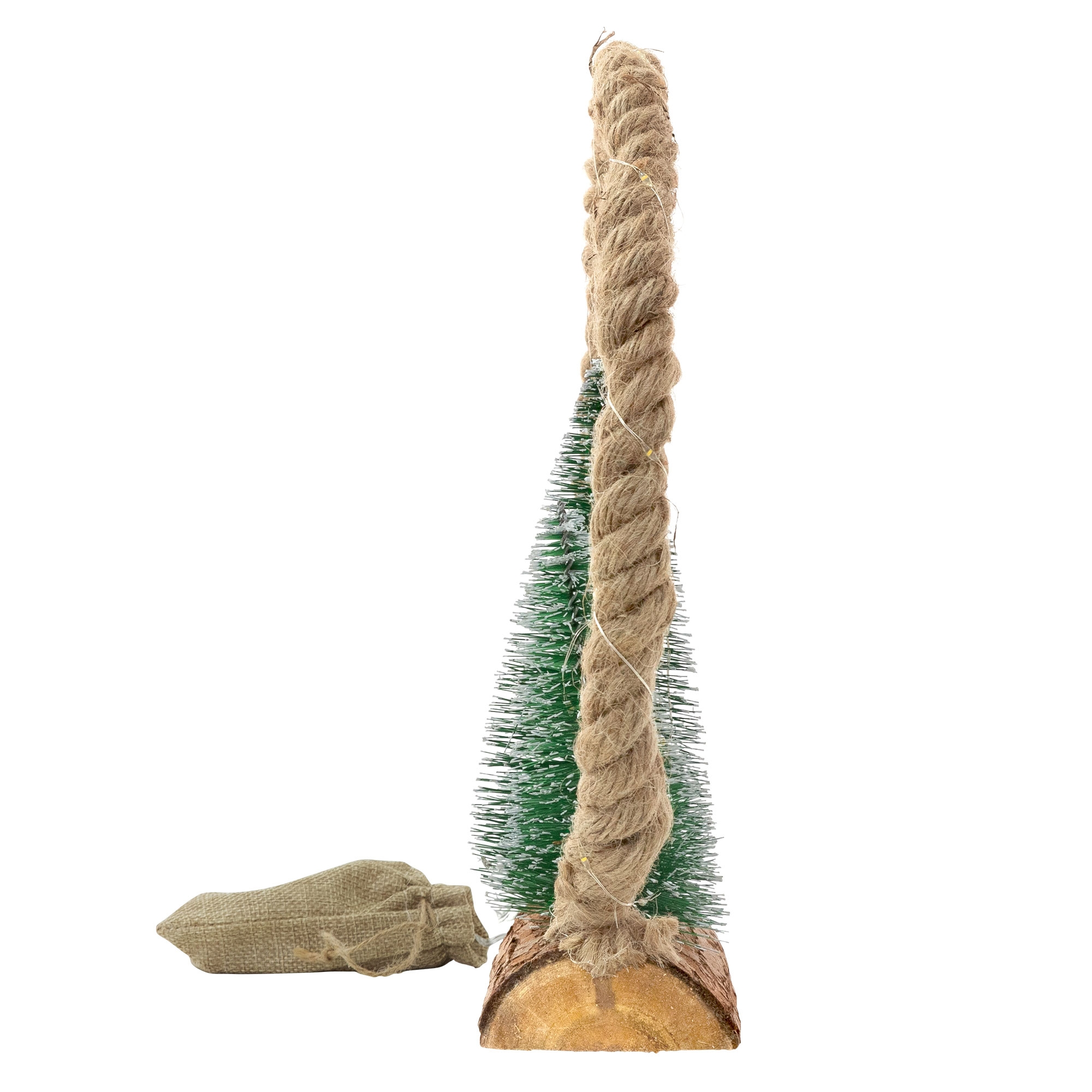Ein Weihnachtsbaumschmuck mit einem Seil darum, ein kleiner Sack links, alles auf weißem Hintergrund.