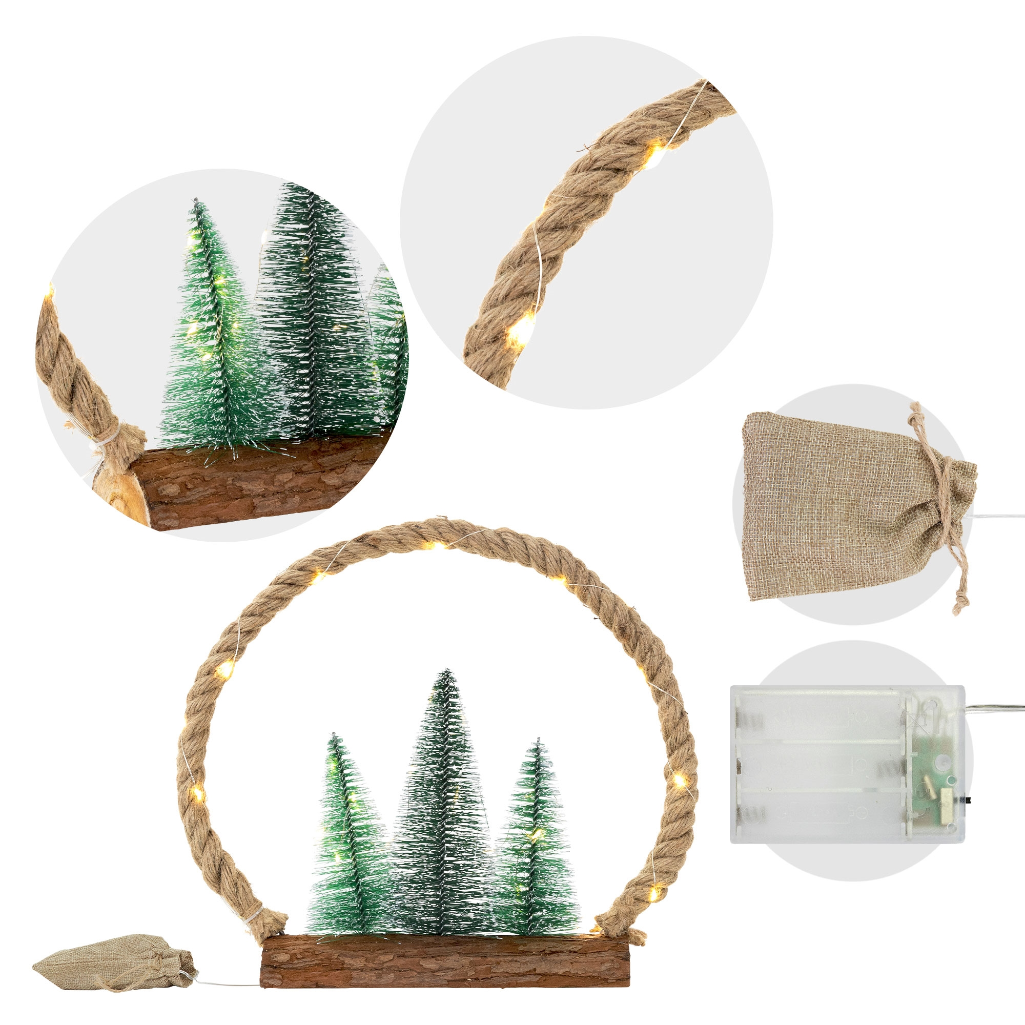 Eine dekorative Weihnachtsszene mit kleinen Bäumen, Seillichtern und einem Leinensack auf weißem Hintergrund.