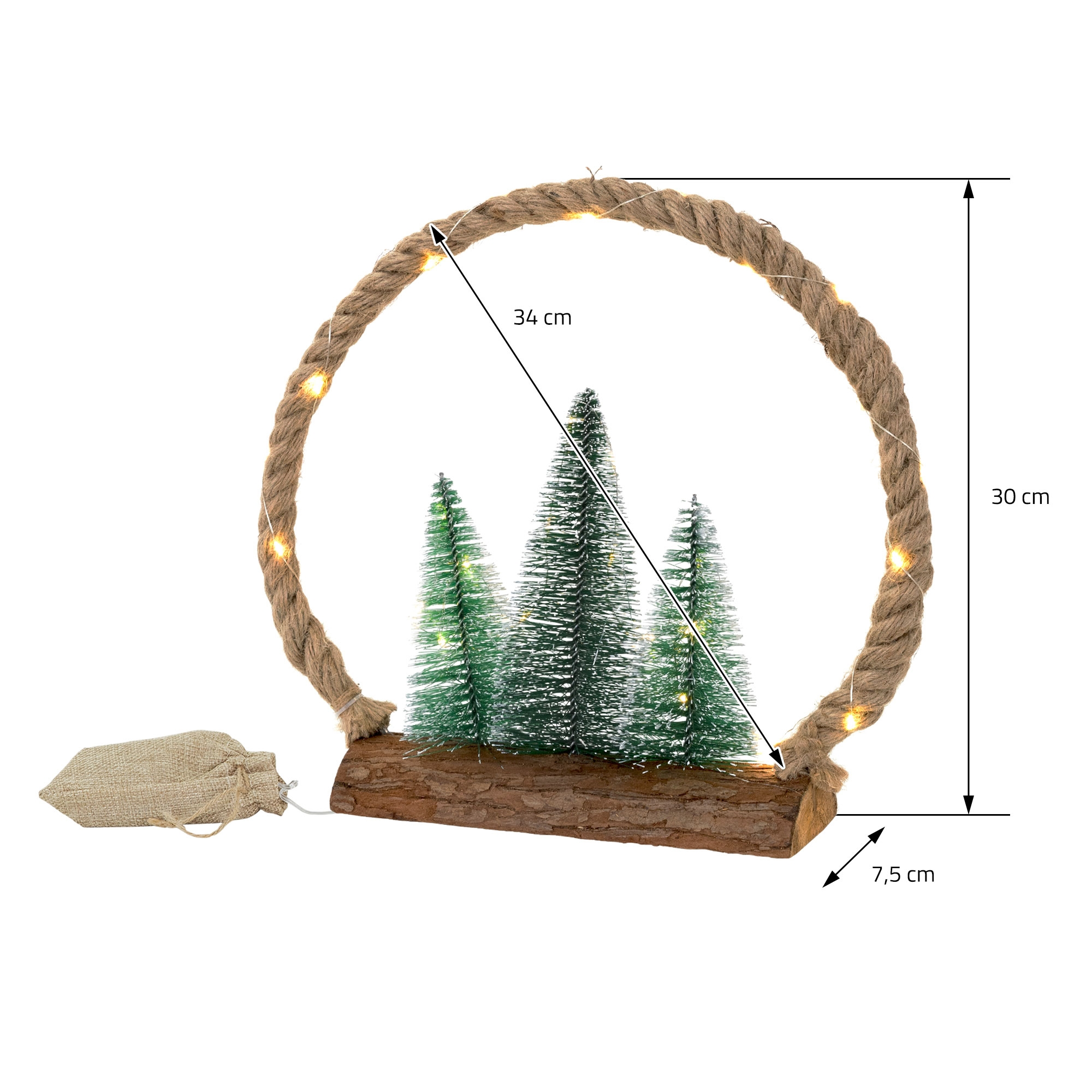 Eine Weihnachtsdekoration mit drei kleinen grünen Bäumen auf einem Holzsockel, umgeben von einem Seilring mit Lichtern.