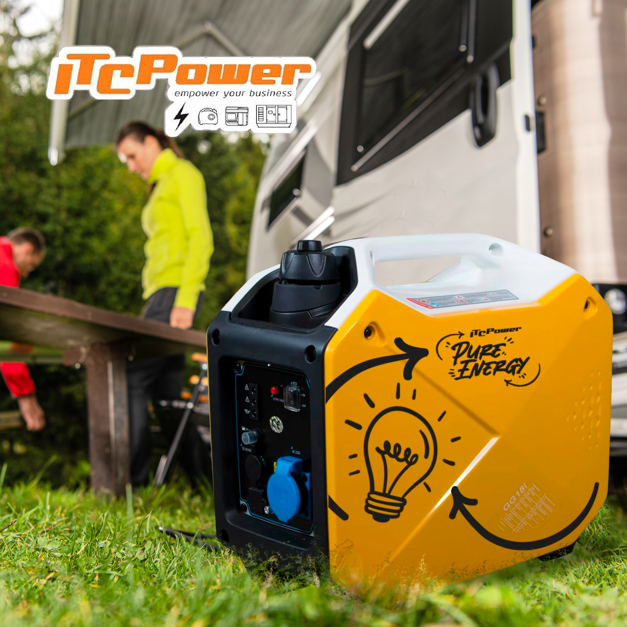 Generador amarillo y negro sobre hierba, personas al fondo, logo 'TcPower' arriba. Tiene un icono de bombilla.