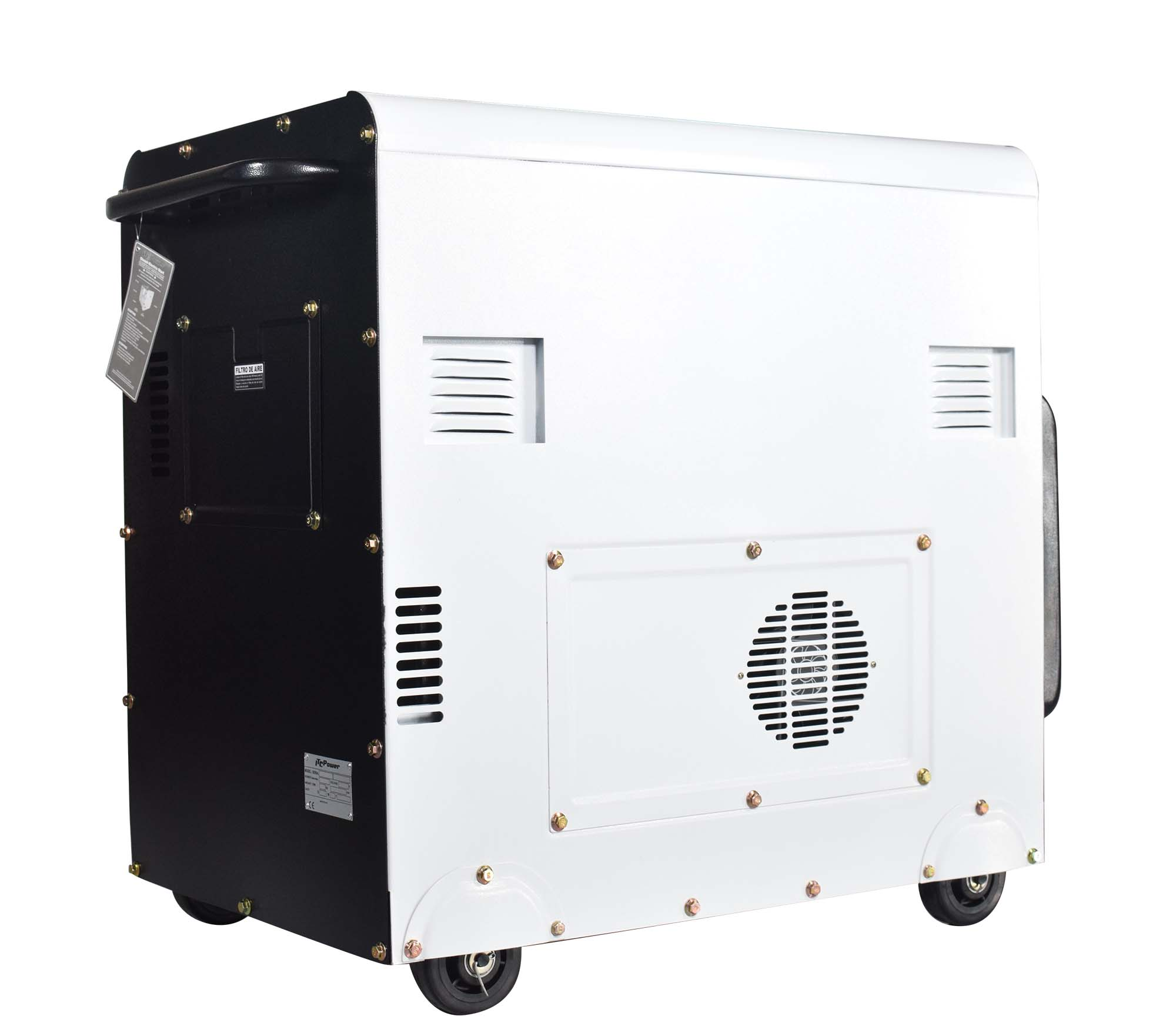 Un generador blanco y negro con ruedas. Tiene ventilaciones, un ventilador y un asa. El lado tiene una etiqueta.