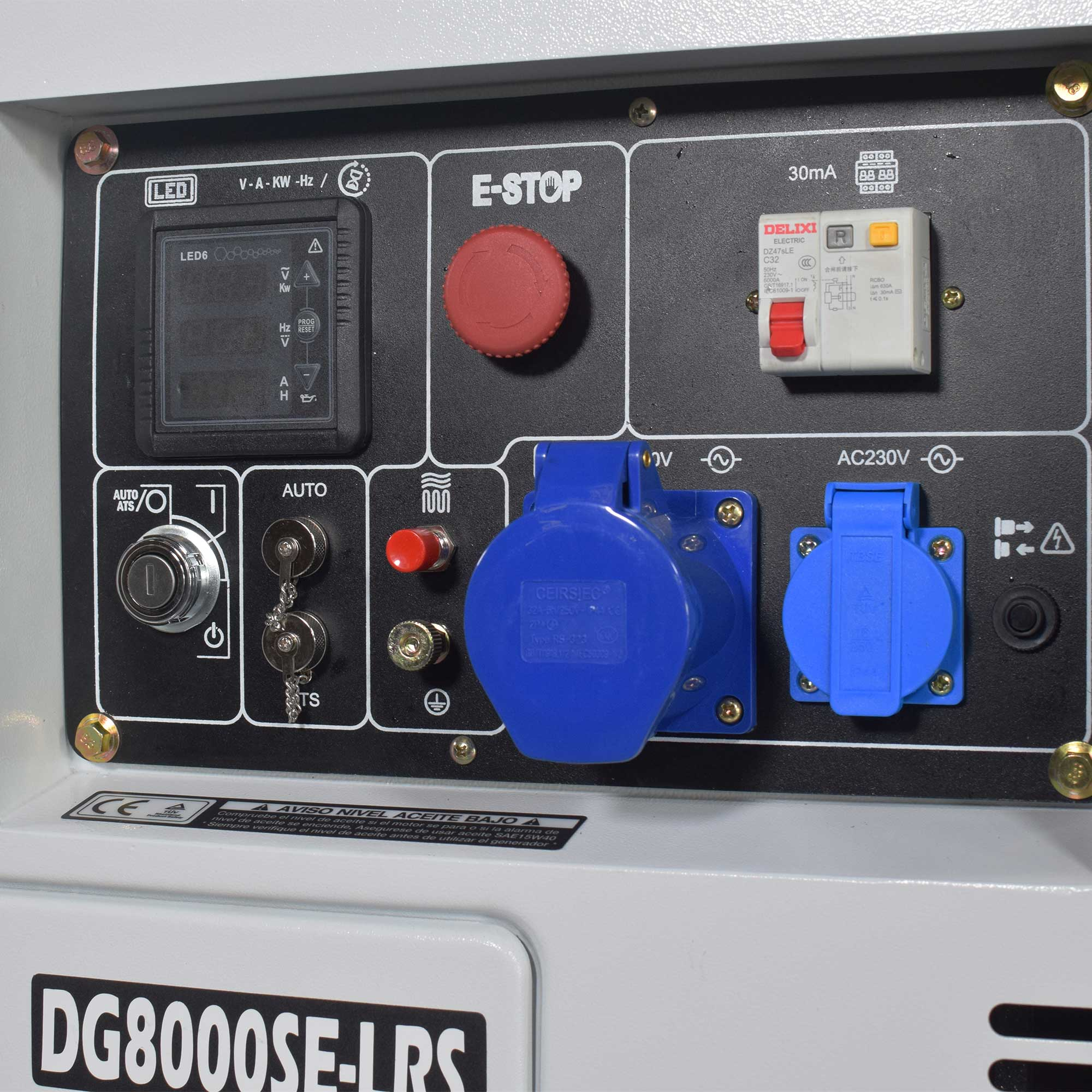 Panel de control de un generador. Tiene botones, diales, enchufes y un botón de parada de emergencia. Texto: DG8000SE-LRS.