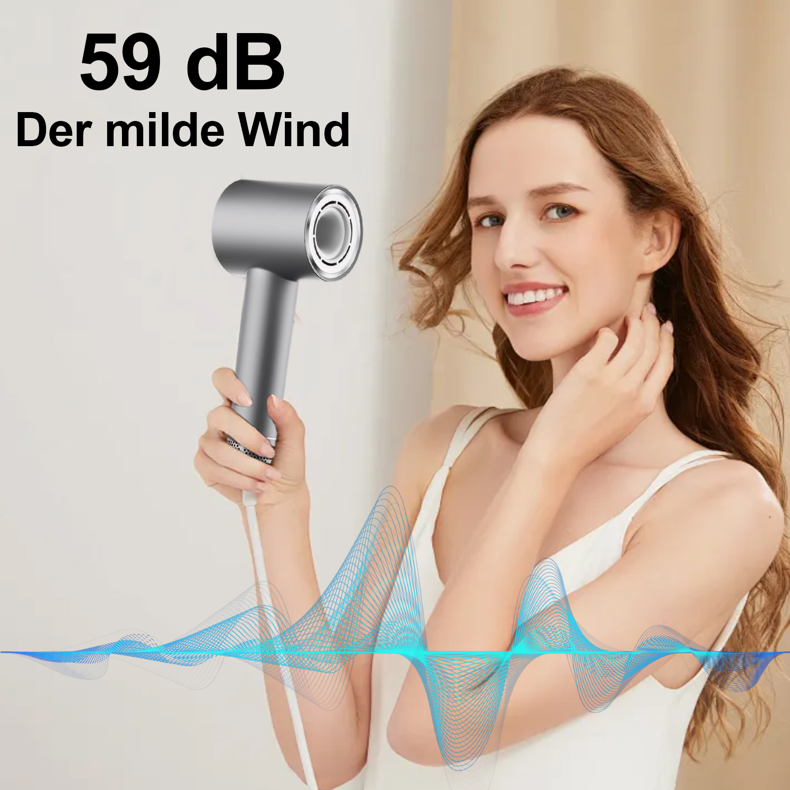 Eine lächelnde Frau, die einen silbernen Fön hält. Das Bild hat einen Text-Overlay mit '59 dB Der milde Wind'.