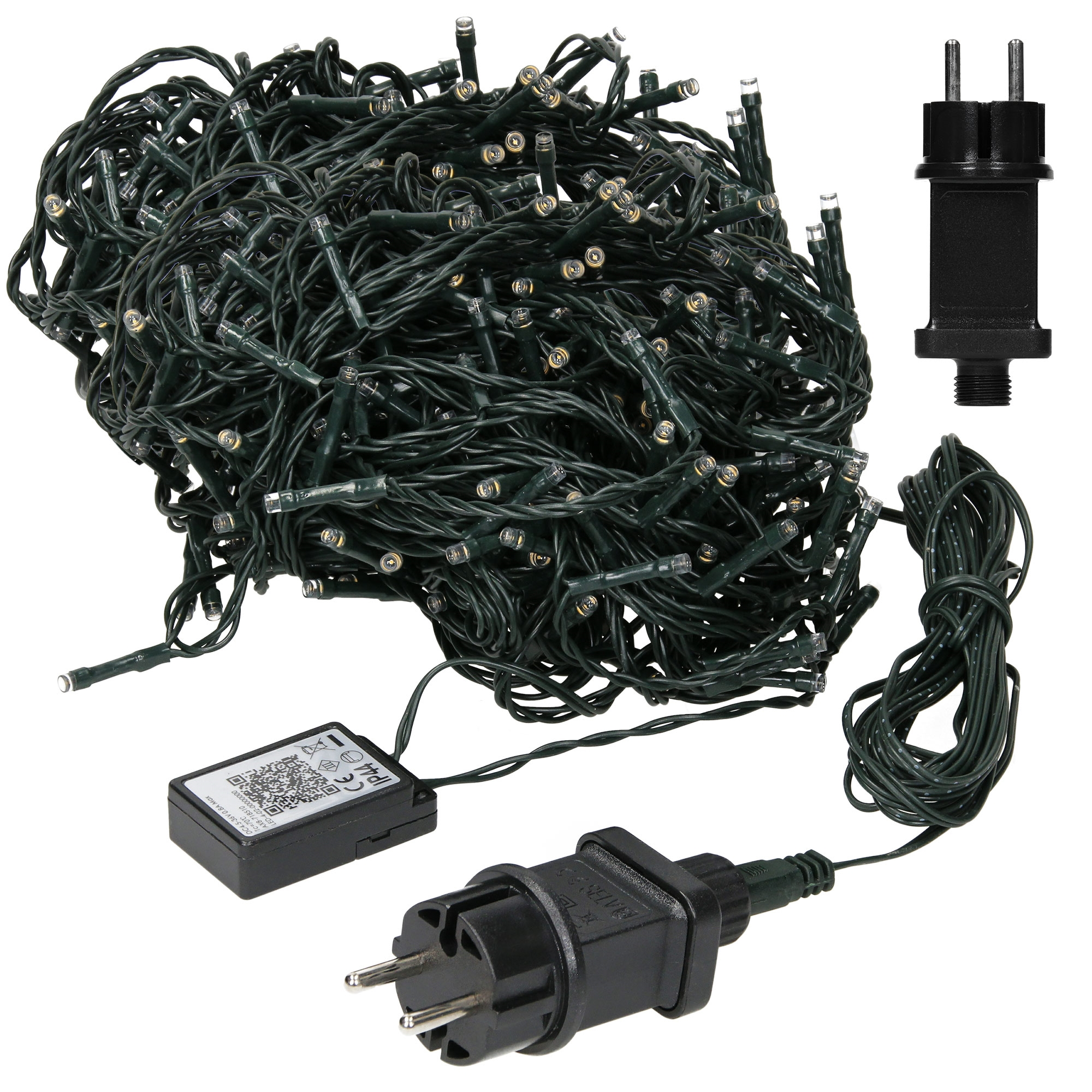 Ein Knäuel grüner Weihnachtsbeleuchtung mit einem Netzteil und Stecker. Die Lichter befinden sich auf weißem Hintergrund.