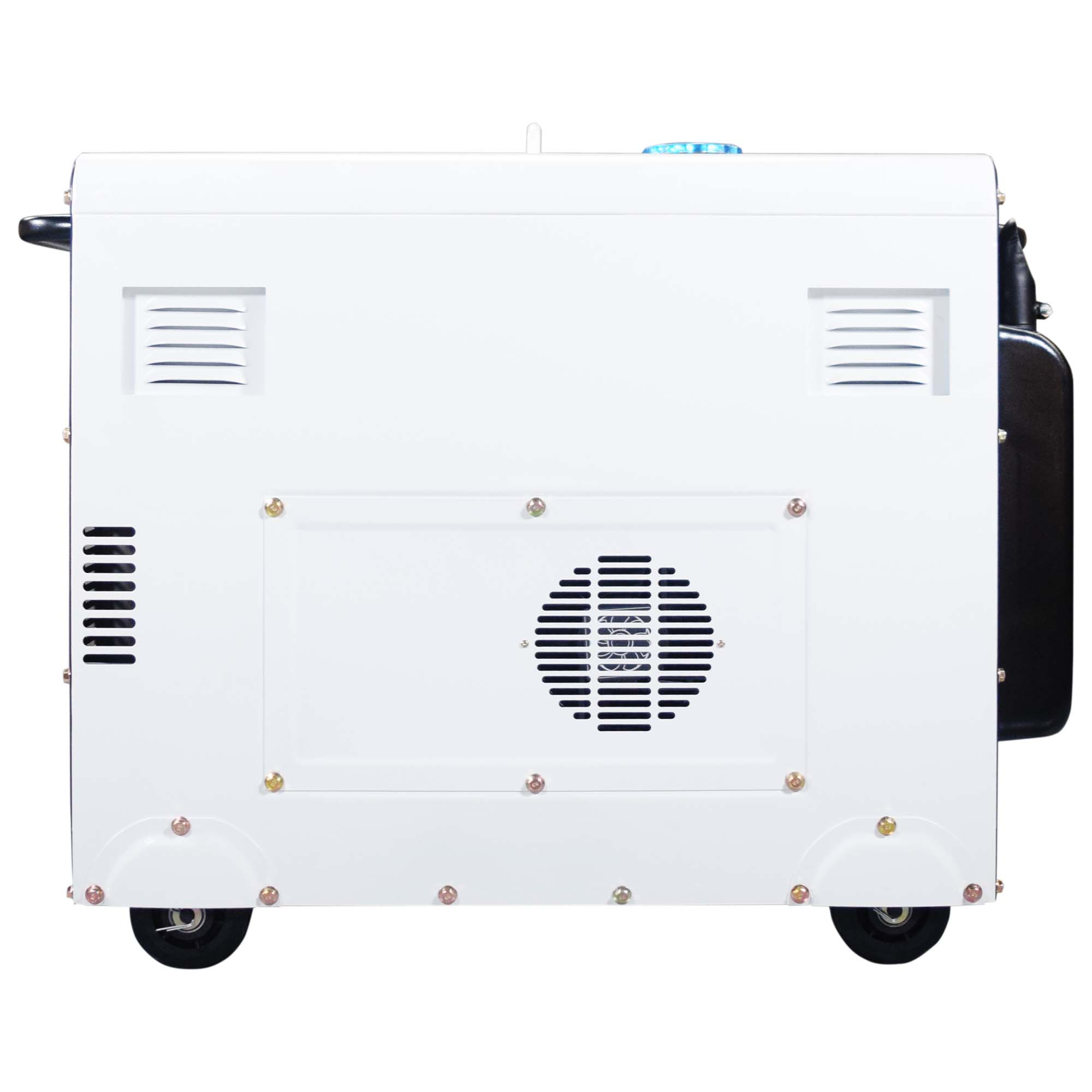 Se muestra un generador blanco con ruedas negras y un panel lateral negro. Tiene rejillas de ventilación y un ventilador redondo.