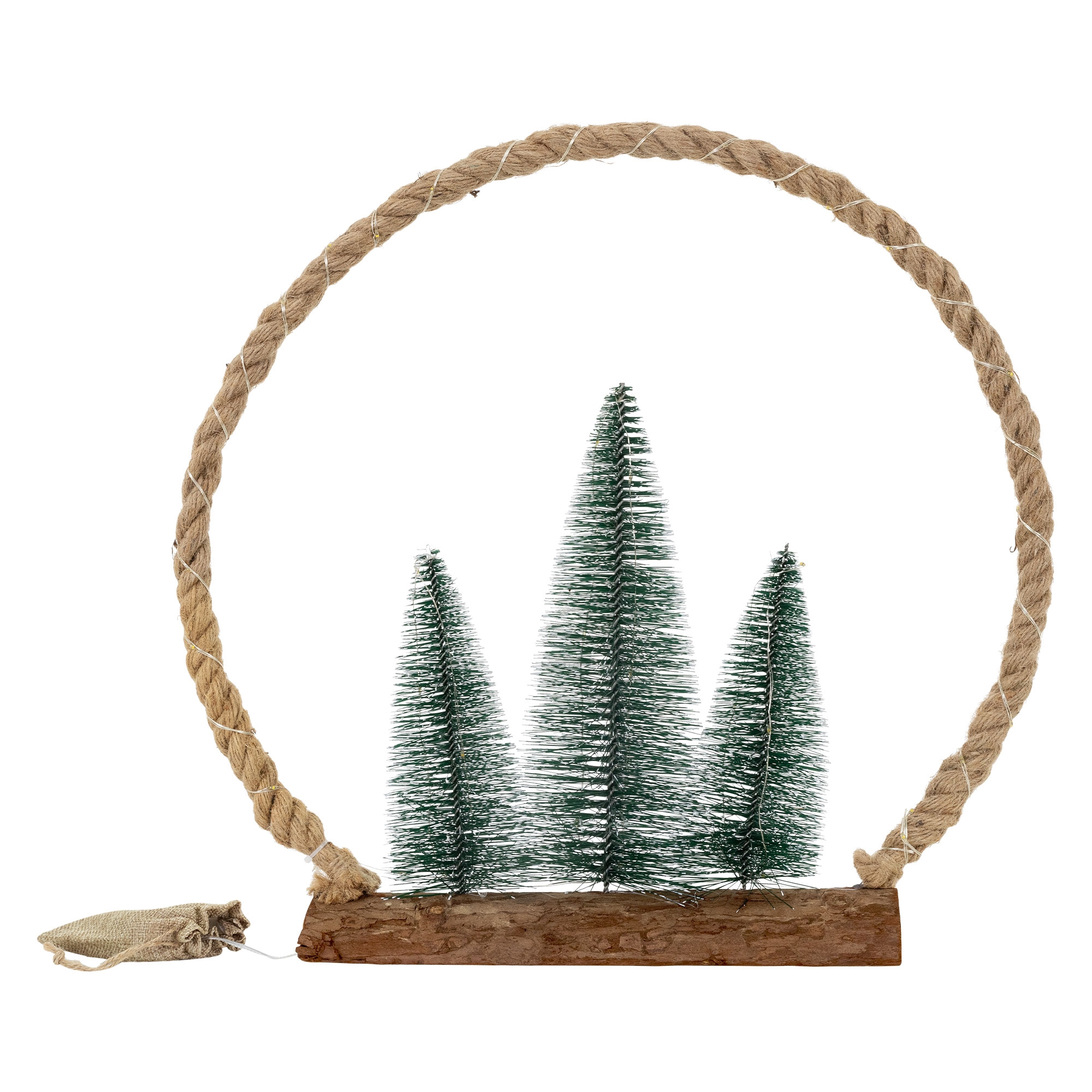 Ein Deko-Stück mit drei kleinen Weihnachtsbäumen auf einem Holzsockel, umschlossen von einem Seilkreis, mit einem kleinen Sack.
