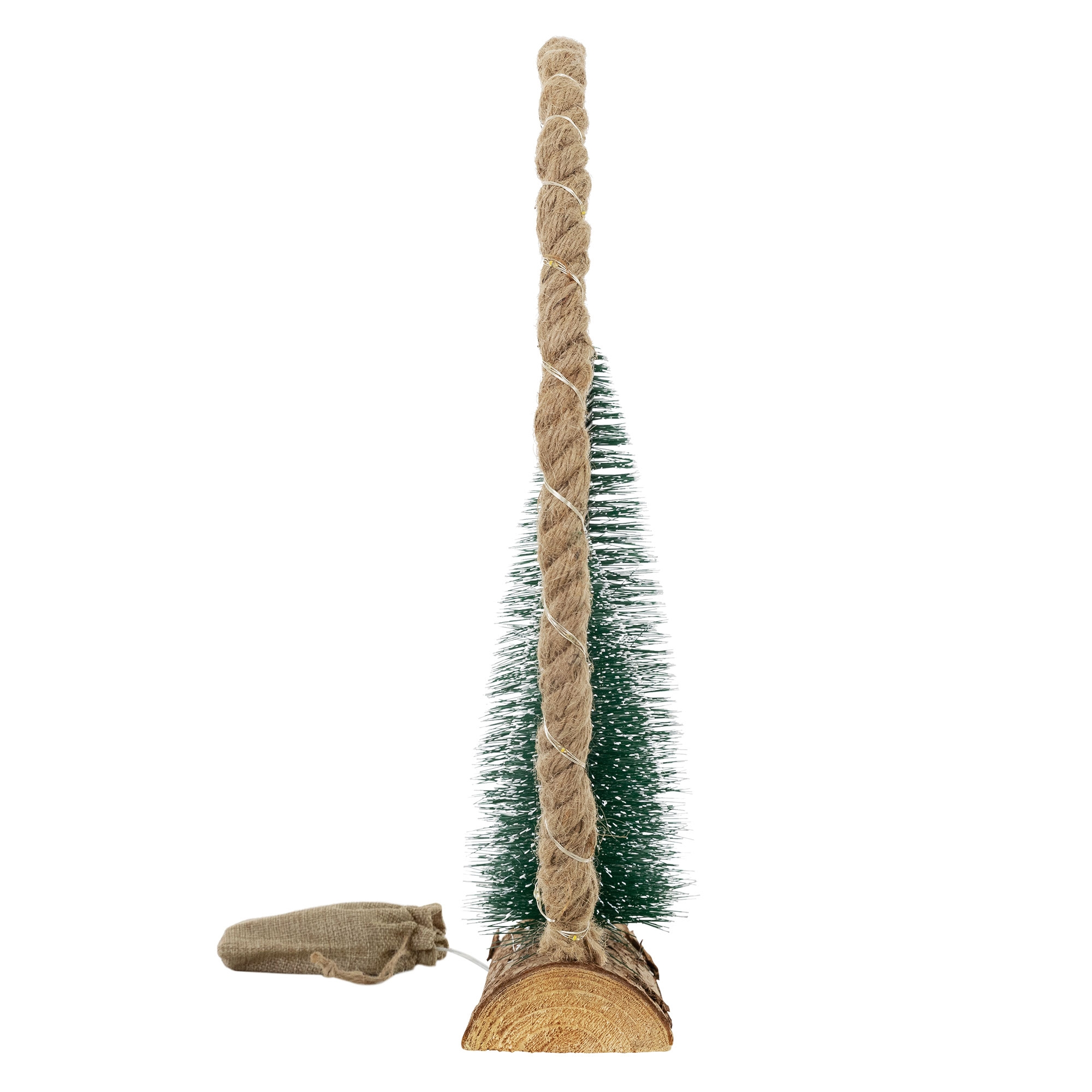 Ein kleiner Weihnachtsbaum mit seilumwickeltem Stamm und einem Sackleinenbeutel am Fuß, vor weißem Hintergrund.