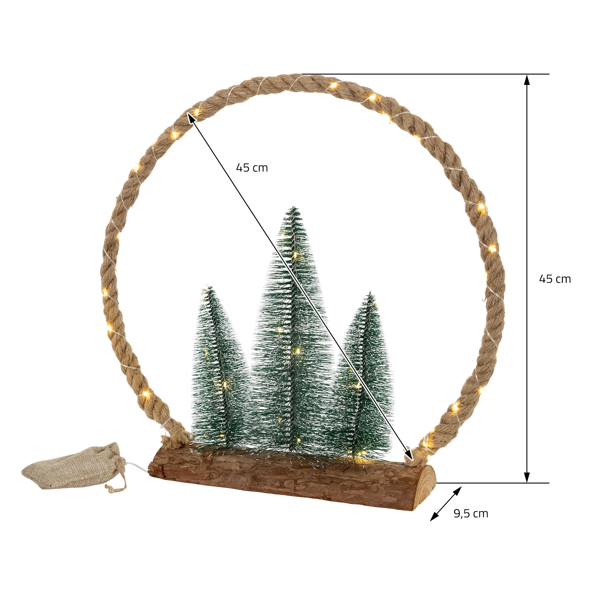 Eine Weihnachtsdekoration mit drei kleinen Tannen auf einem Holzsockel, umgeben von einem Seilring mit Lichtern und einem kleinen Beutel.