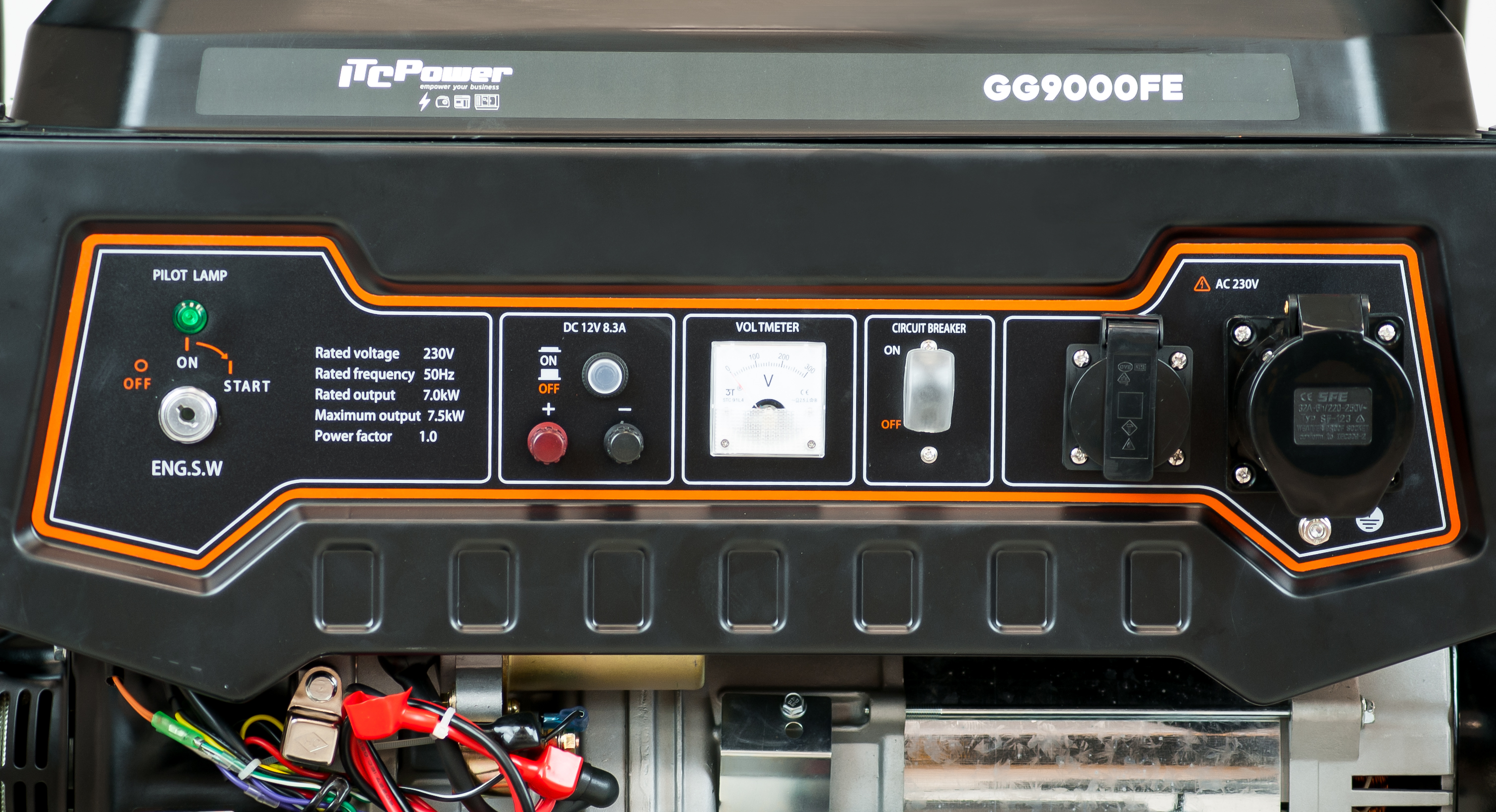 Primer plano del panel de control del generador. Tiene lámpara piloto, voltímetro, disyuntor y puertos de salida CA/CC.