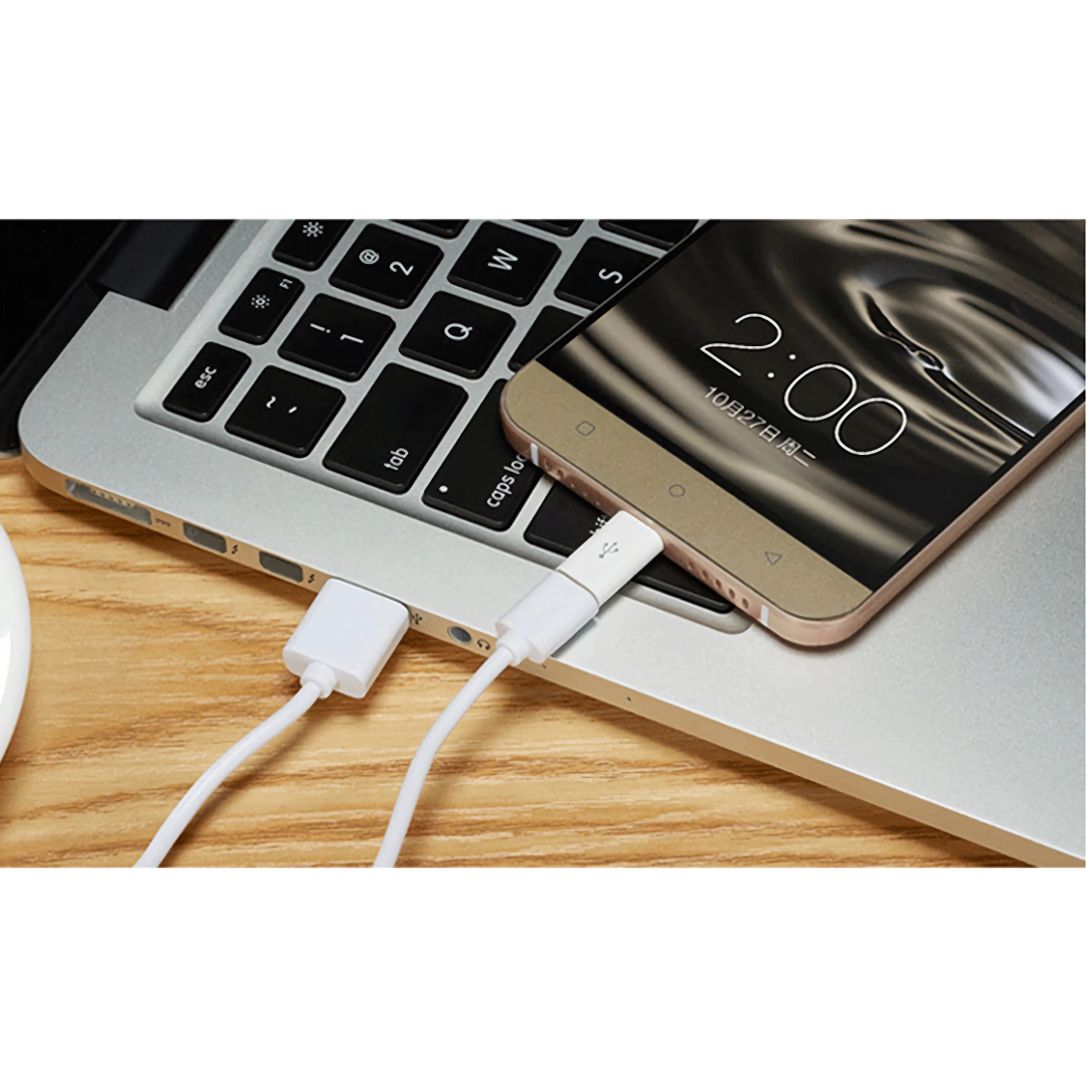 Ein Telefon, das mit einem weißen USB-Kabel mit einem Laptop verbunden ist. Auf dem Telefon wird die Uhrzeit 2:00 Uhr angezeigt.