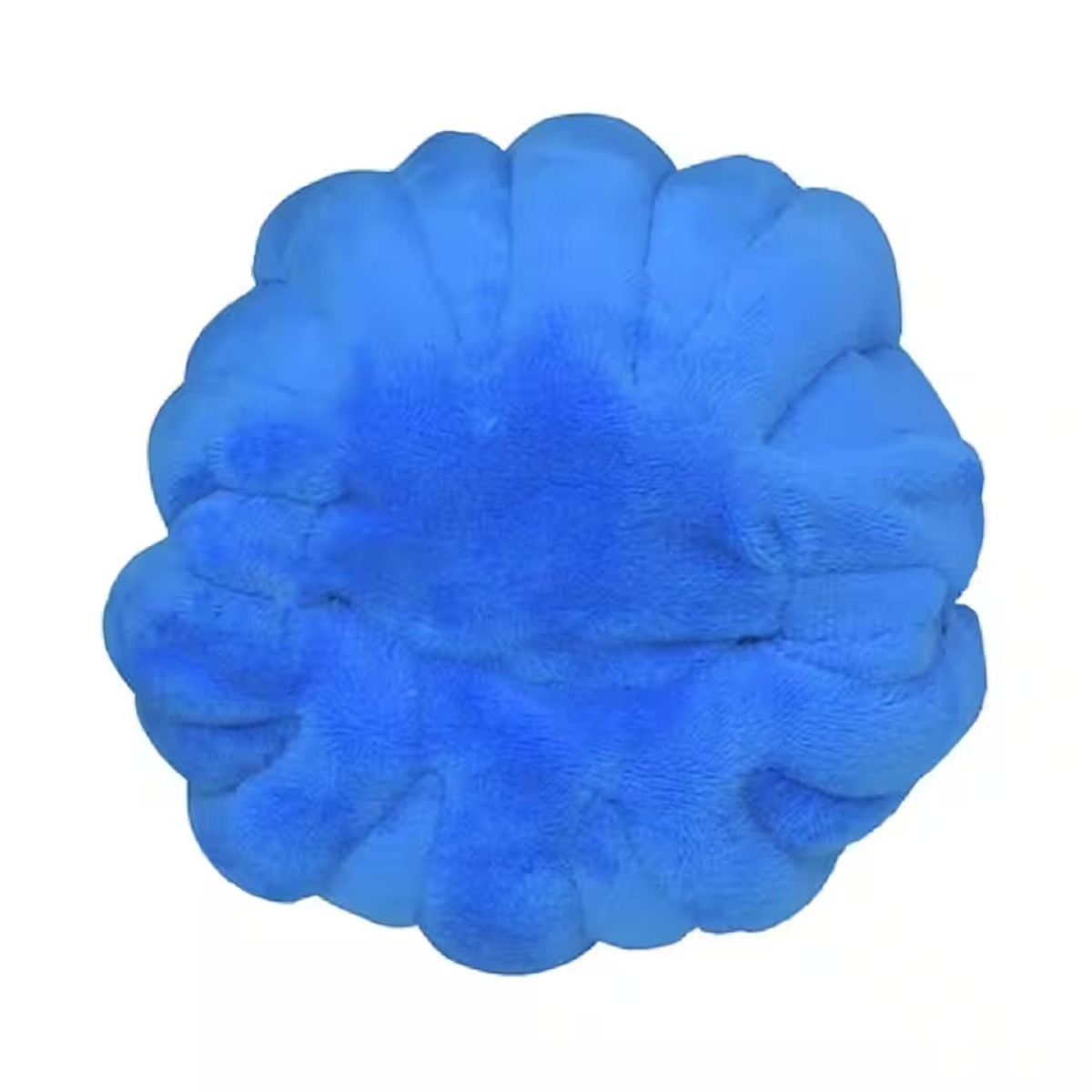 Ein flauschiges, blaues, rundes Objekt, möglicherweise ein Kissen, ist vor einem weißen Hintergrund zentriert und zeigt eine strukturierte Oberfläche.