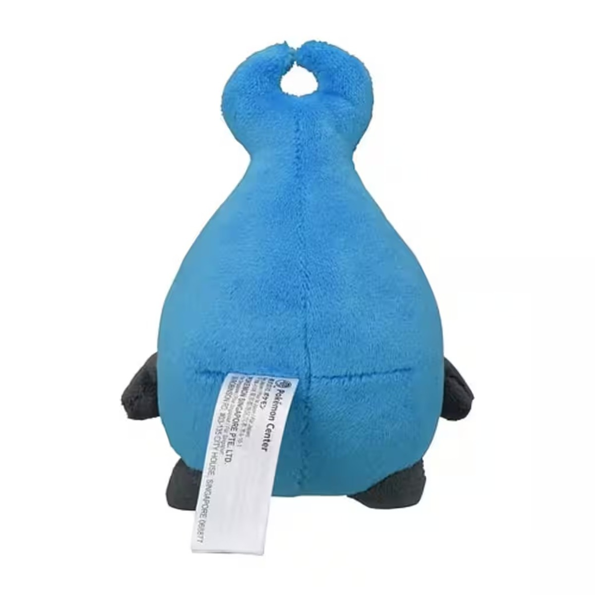 Ein blaues Plüschtier mit einer Schlaufe oben. Es hat schwarze Füße und Arme und ein Etikett mit der Aufschrift 'Pokemon Center'.