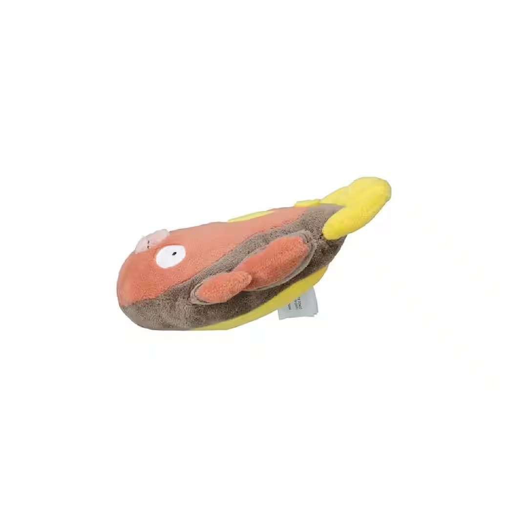 Ein Plüschtier in Form eines Fisches mit orange, braunen, gelben und weißen Farben auf weißem Hintergrund.