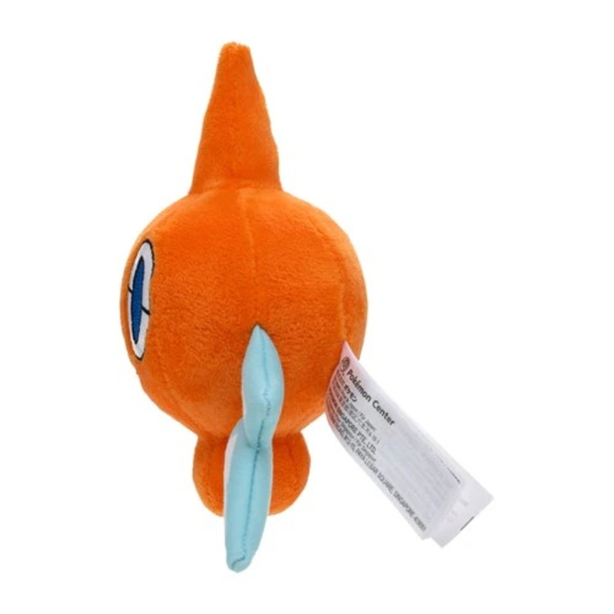 Ein orangefarbenes Rotom-Plüschtier. Es hat einen spitzen Kopf, blaue Akzente und ein Etikett vom Pokémon Center.