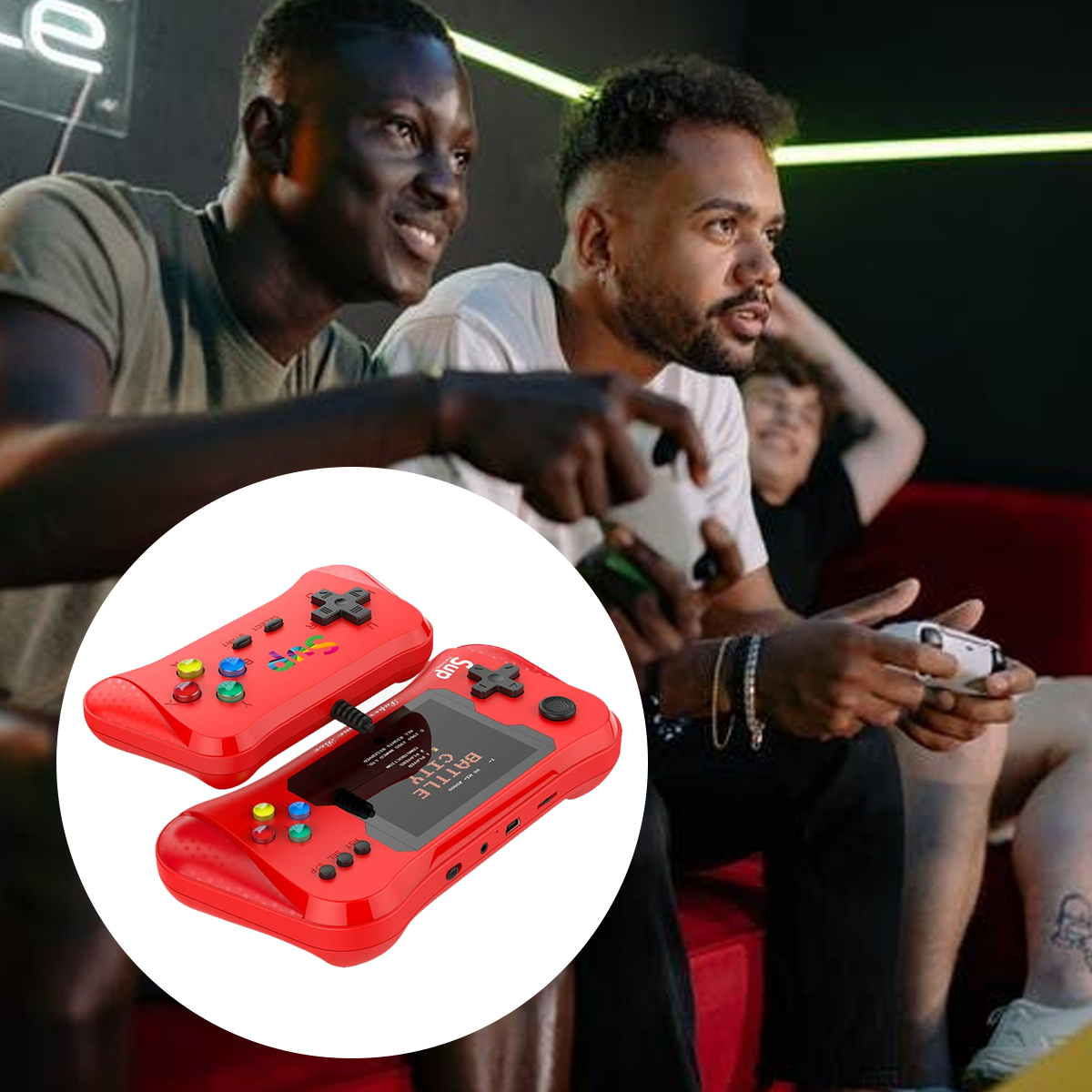 Drei Männer spielen Videospiele. Zwei rote Handheld-Konsolen im Vordergrund. Ein Mann zeigt. Hintergrund ist ein dunkler Raum mit roten Sitzgelegenheiten.