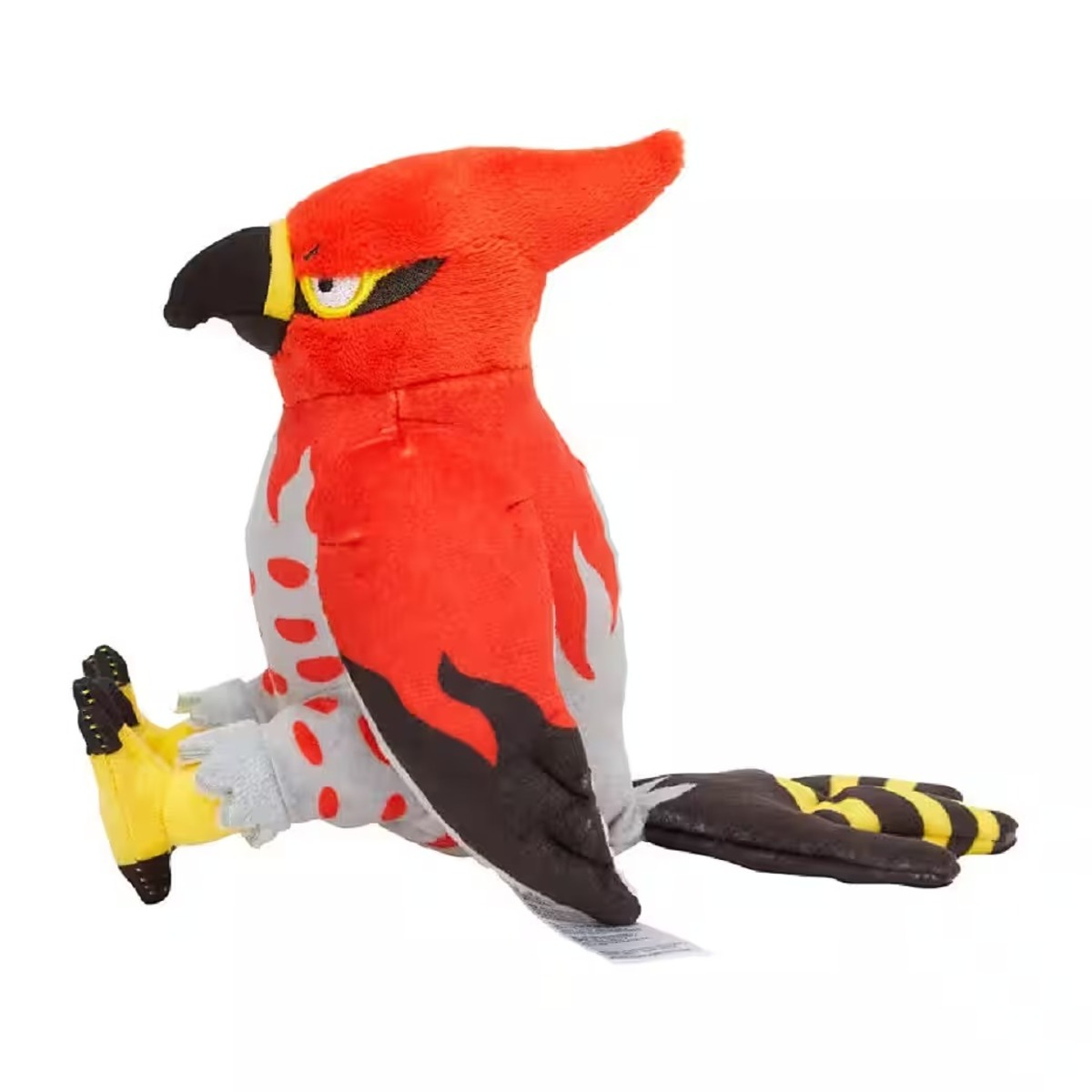 Ein Stoffvogelspielzeug mit roten und grauen Federn, schwarzem Schnabel und gelben Füßen. Es sitzt auf weißem Hintergrund.