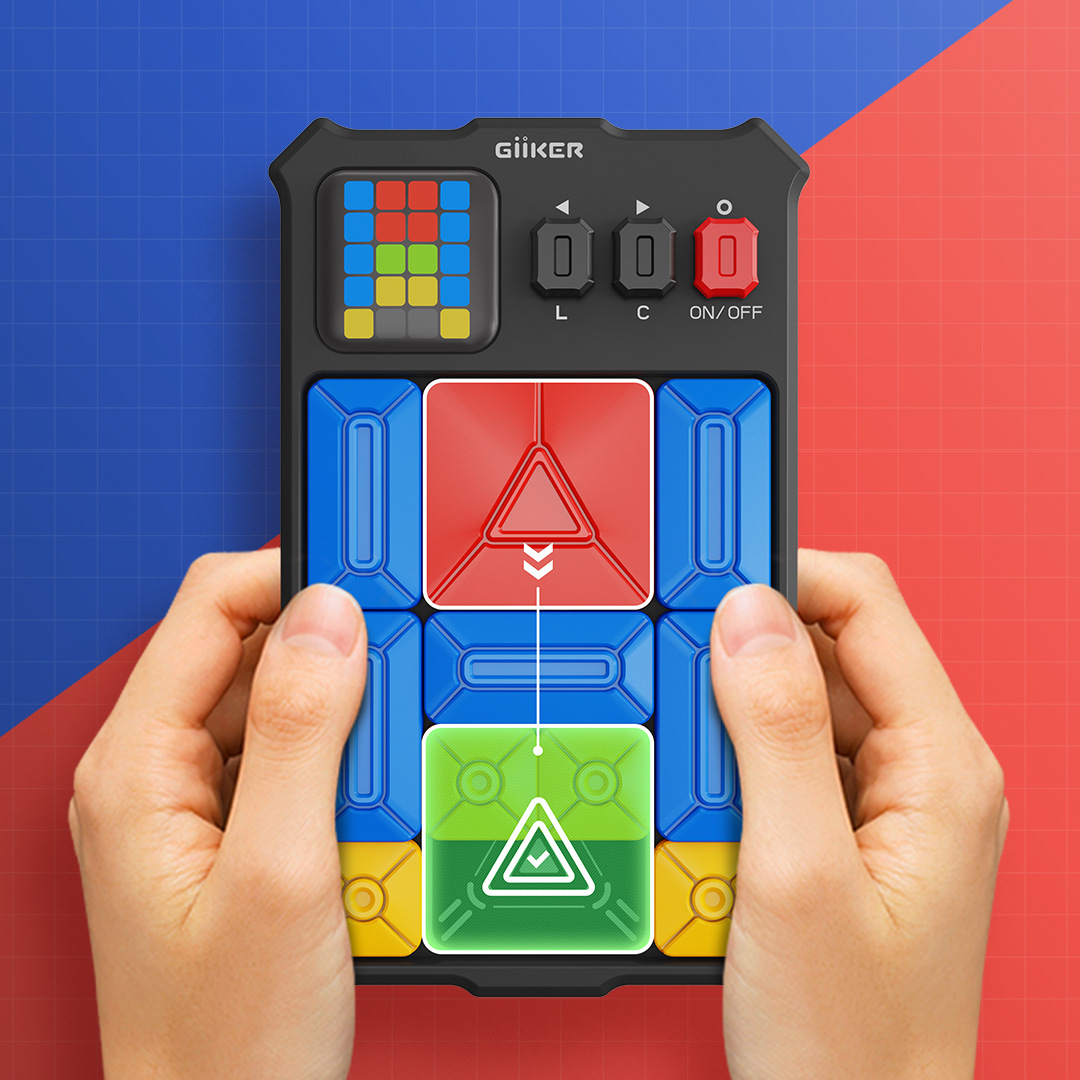 Hände halten ein schwarzes Puzzlespiel mit roten, blauen, grünen und gelben Blöcken. Das Puzzle hat einen Ein-/Ausschalter und ein kleines Display.