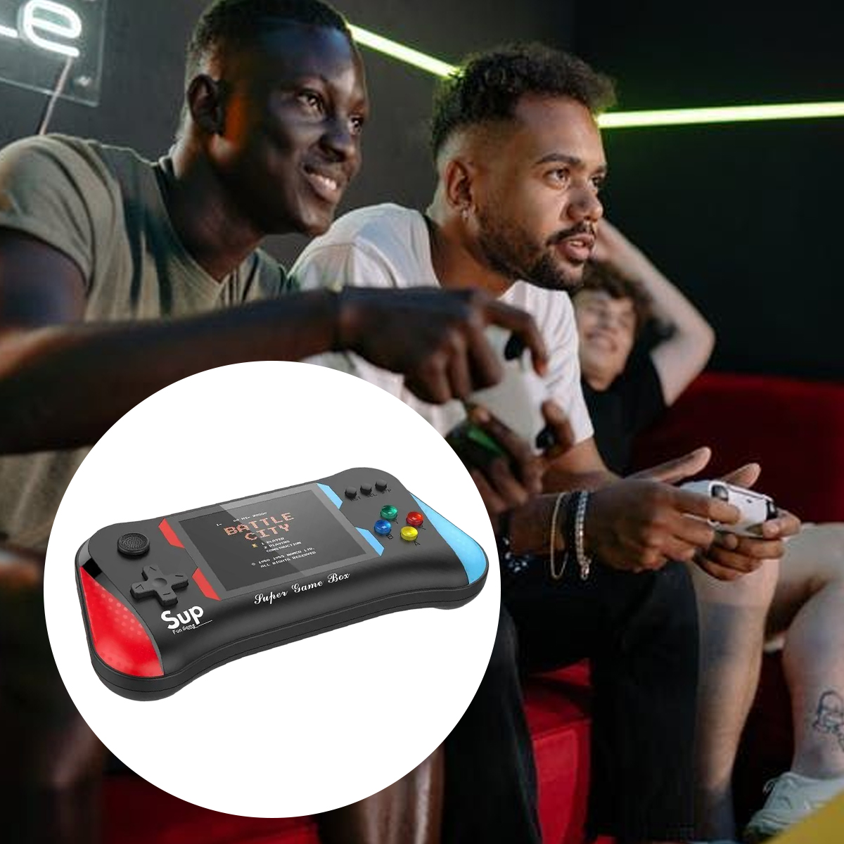 Drei Männer spielen Videospiele. Einer hält eine Spielkonsole. Eine 'Super Game Box' ist im Vordergrund. Andere halten Controller.