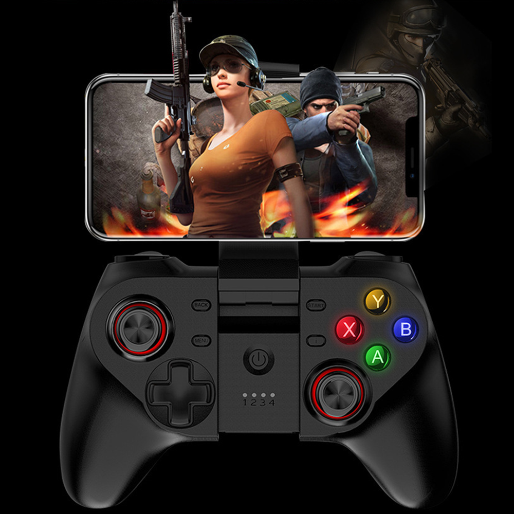 Ein schwarzer Gamecontroller mit einem Telefon, das eine Spielszene anzeigt. Die Szene zeigt zwei Charaktere mit Waffen. Knöpfe am Controller leuchten.