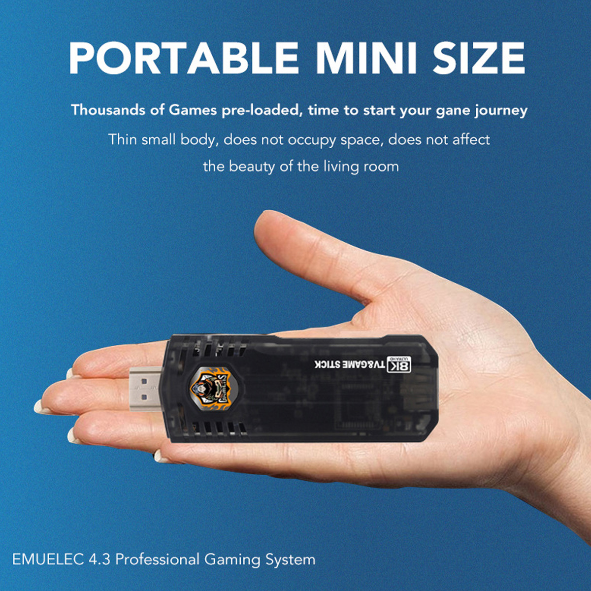 Eine Hand hält einen schwarzen Gaming-Stick. Text: Tragbare Mini-Größe, Tausende von Spielen vorinstalliert. Blauer Hintergrund.