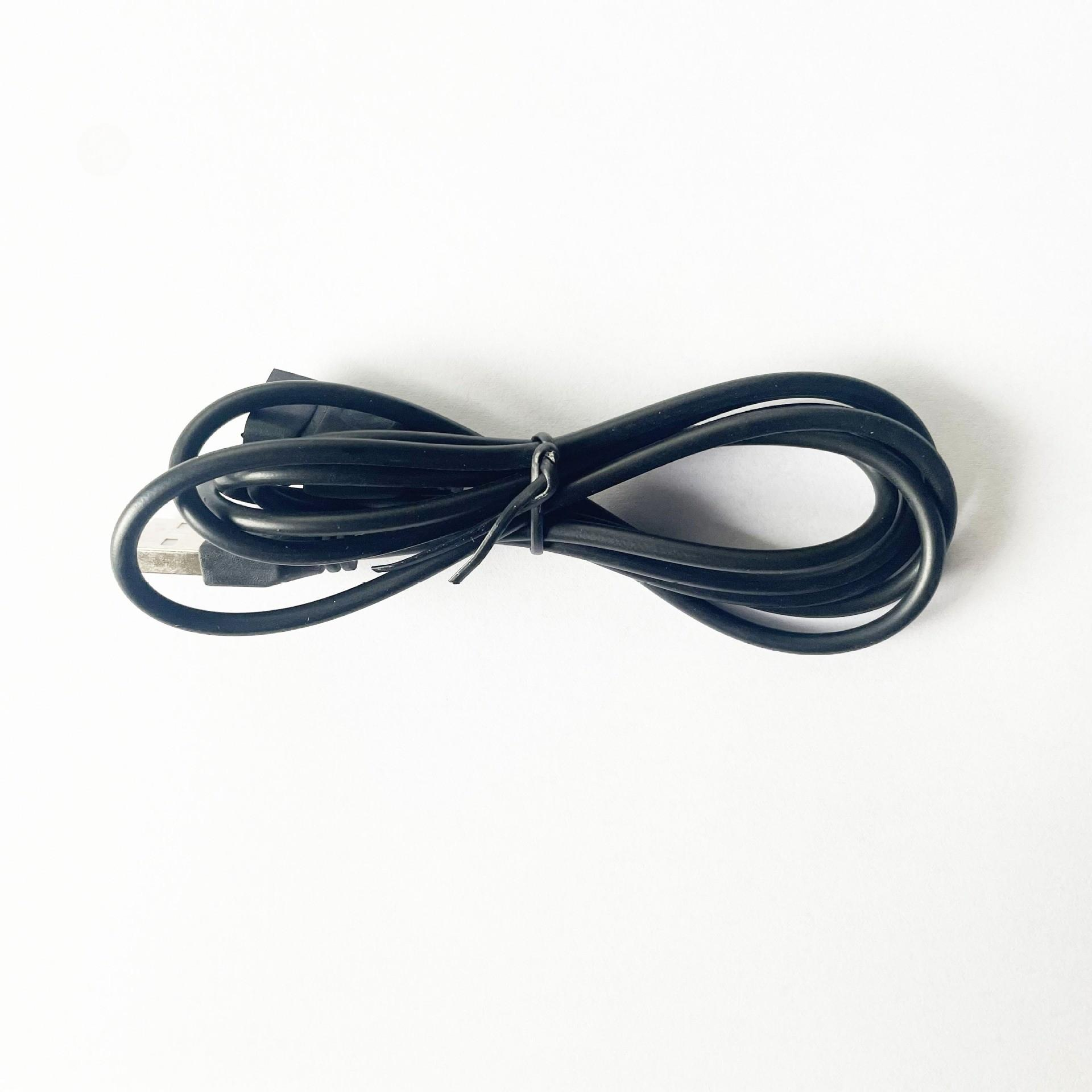 Ein schwarzes USB-Kabel ist auf einer weißen Oberfläche aufgerollt. Das Kabel ist in der Mitte gebunden.