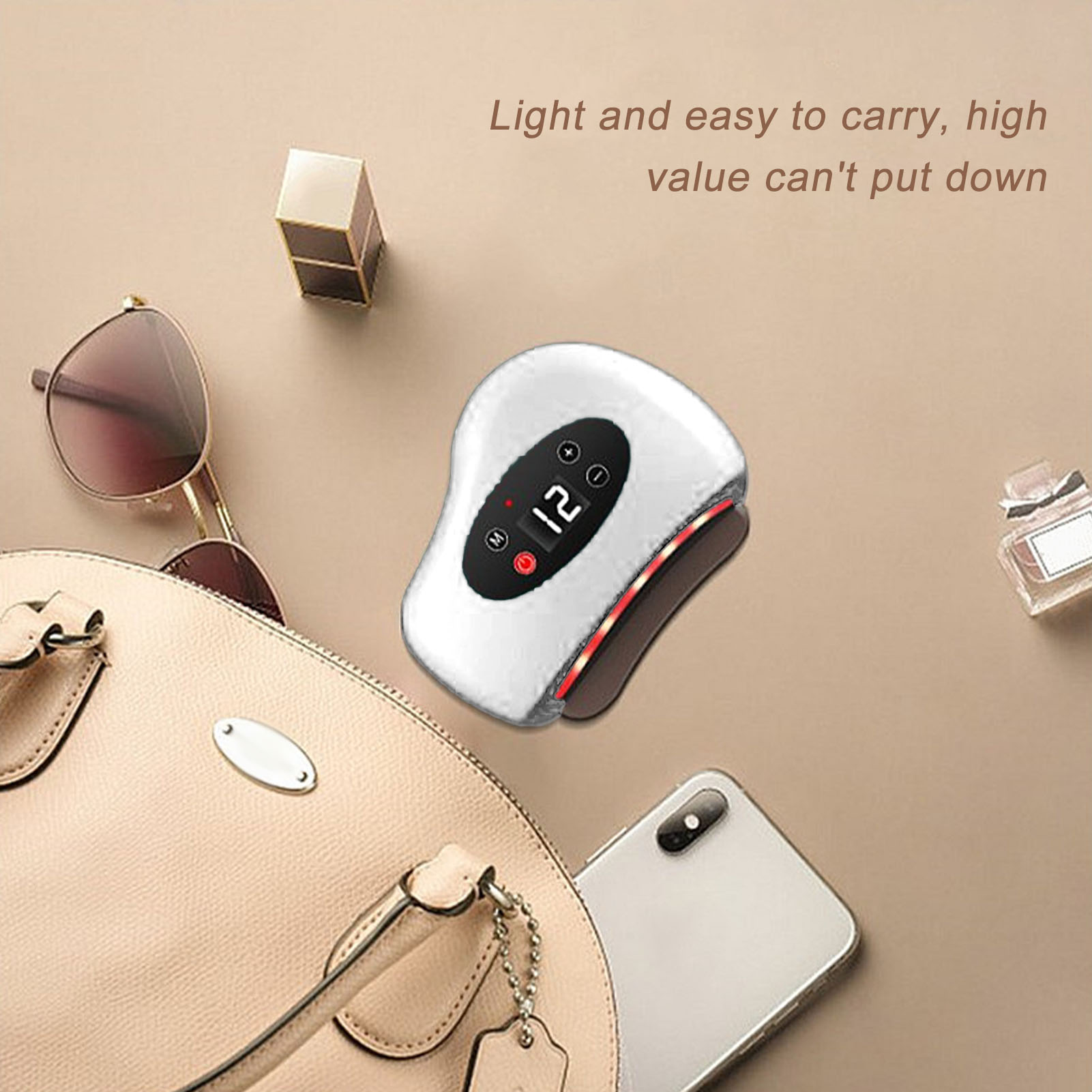 Ein weißes Nackenmassagegerät mit Digitalanzeige liegt zwischen Accessoires auf einem Tisch. Ein Telefon und eine Tasche sind ebenfalls vorhanden.